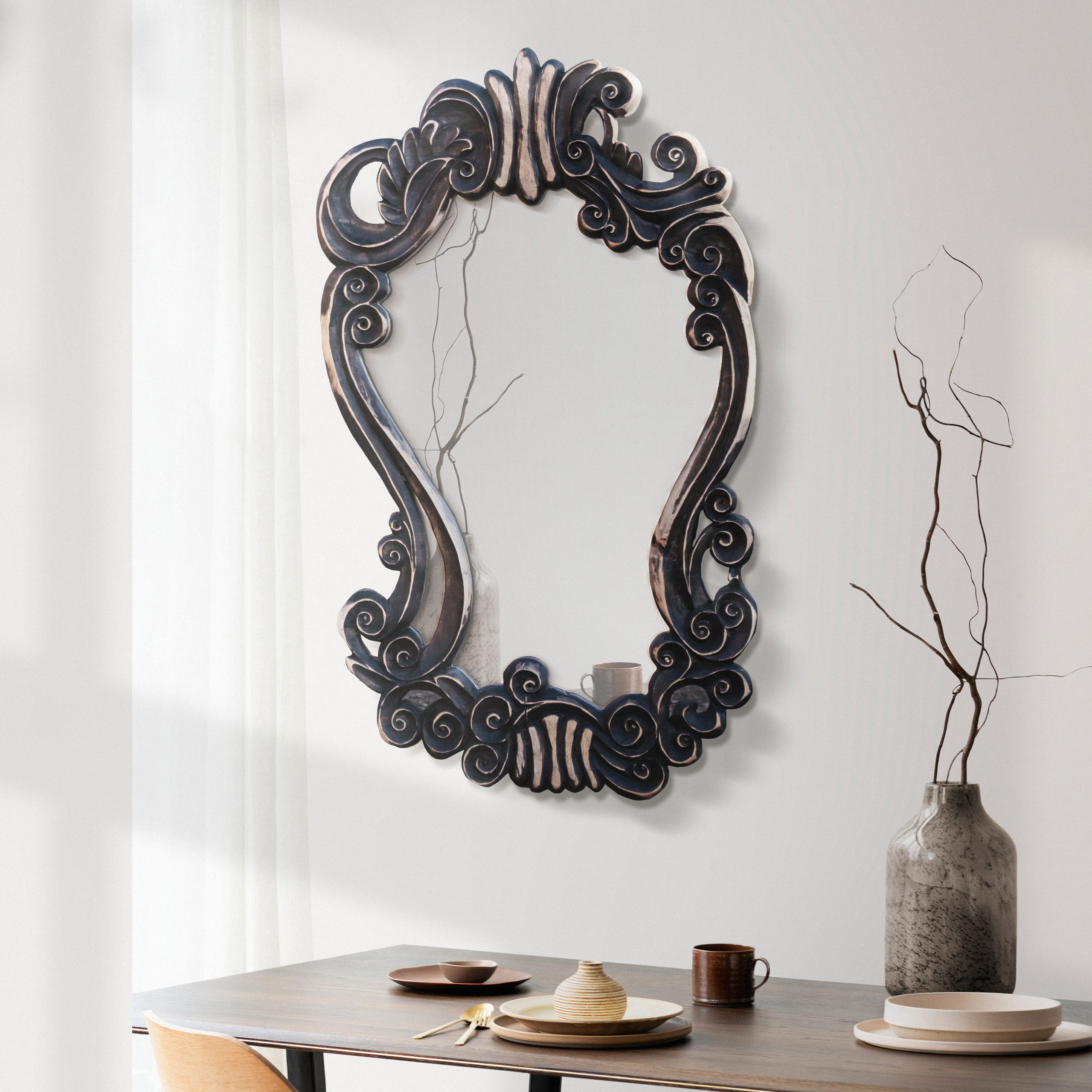 Зеркало в необычной деревянной оправе