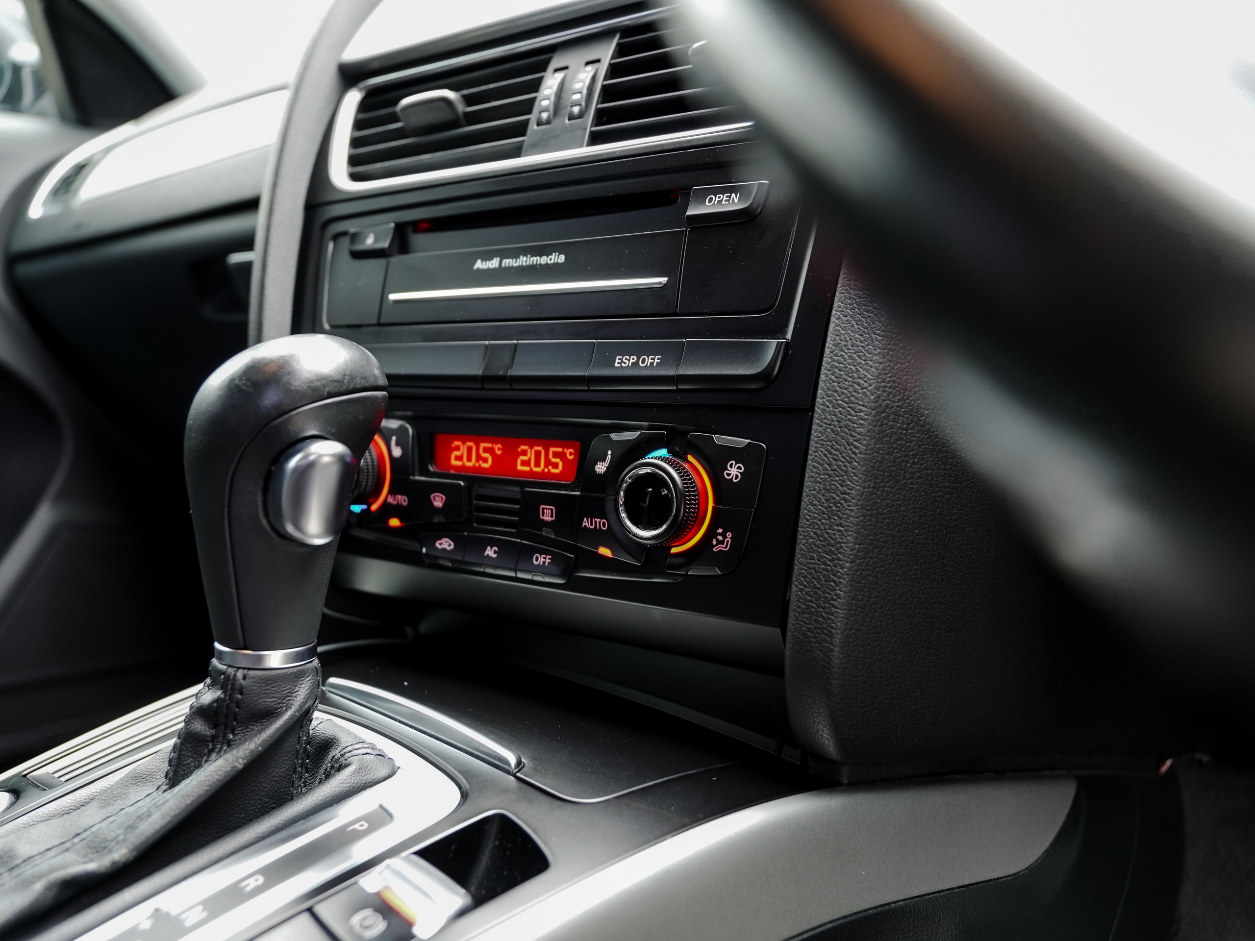 AUDI A4 B8 AVANT. Opasnophoto