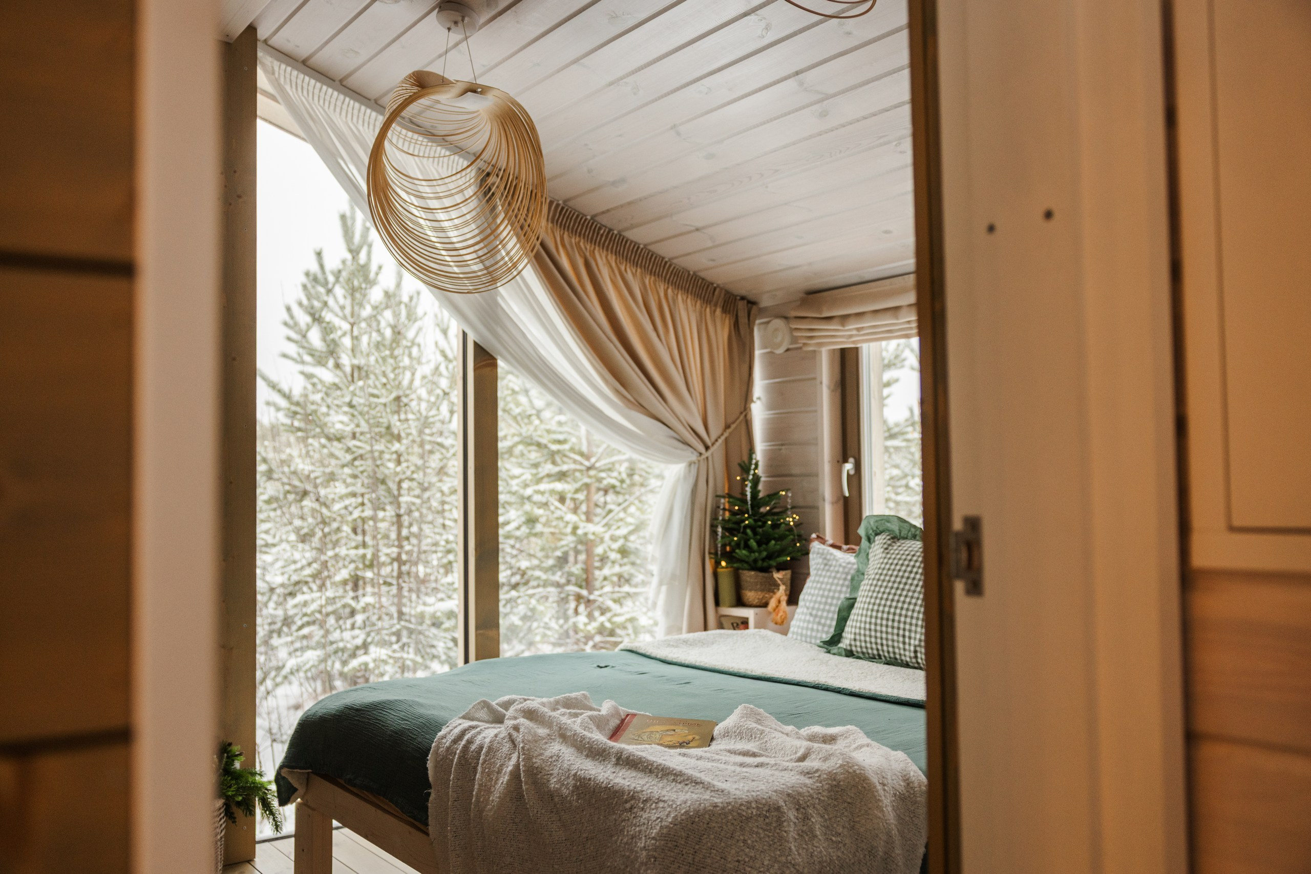 Украшение загородного дома 'Панорама' в Сургуте: сказочные зимние декорации, яркие гирлянды, новогодние украшения, ёлка и ёлочные игрушки