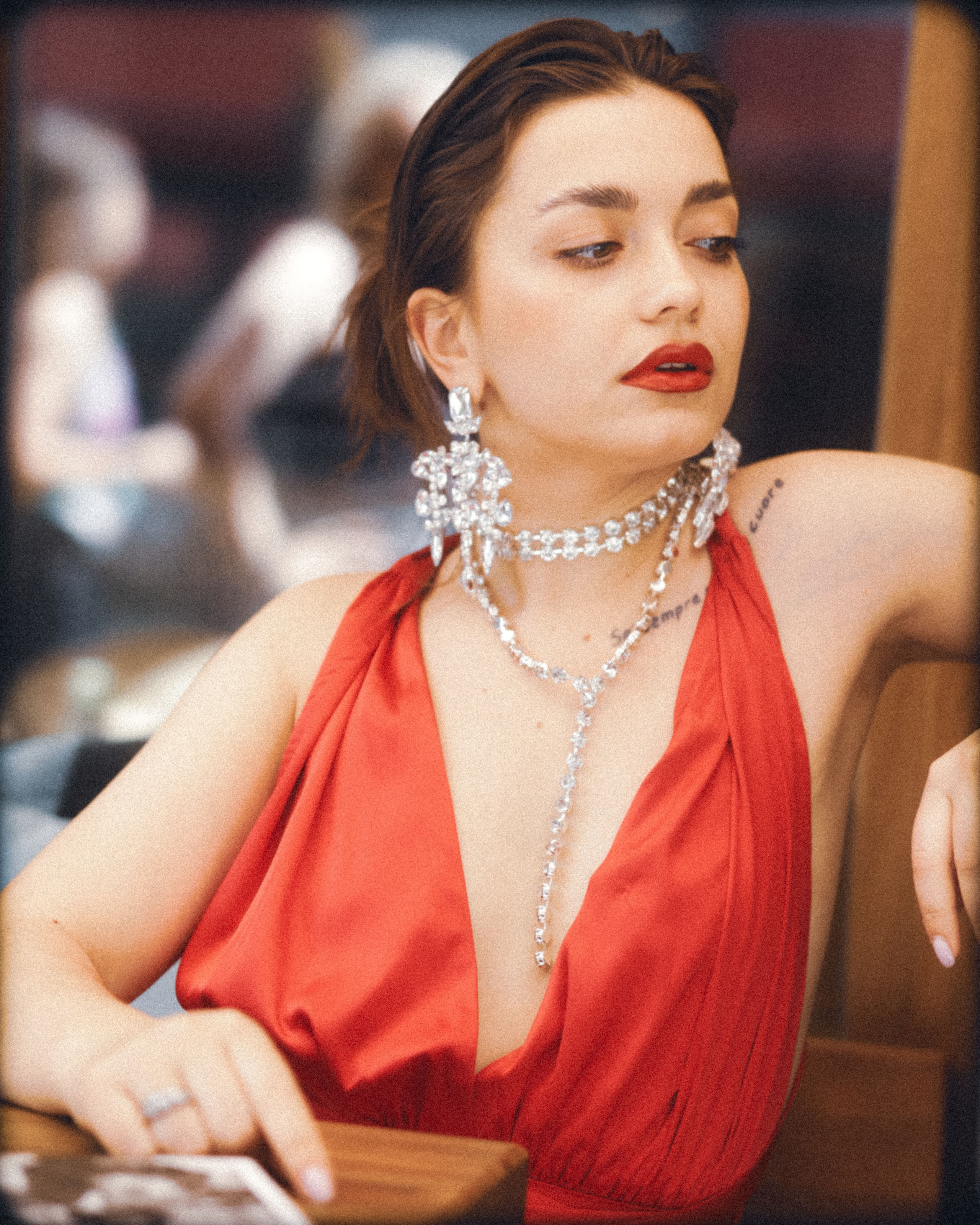 женщина в красном с большими сережками