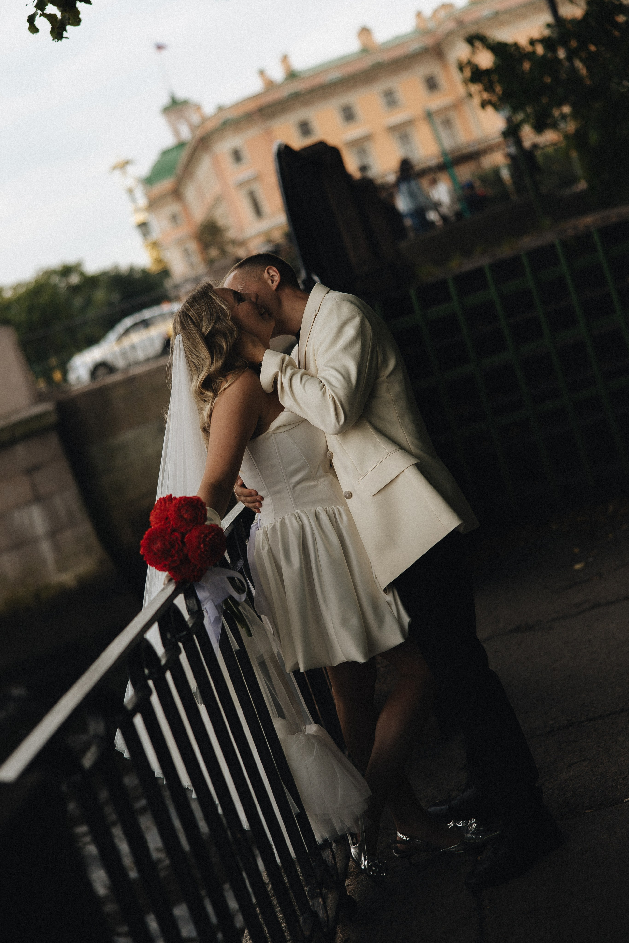 Когда я впервые увидел тебя, этот смех, ты мне напомнила по-моему сразу всех. Свадебный фотограф в Санкт-Петербурге Баженова Алина