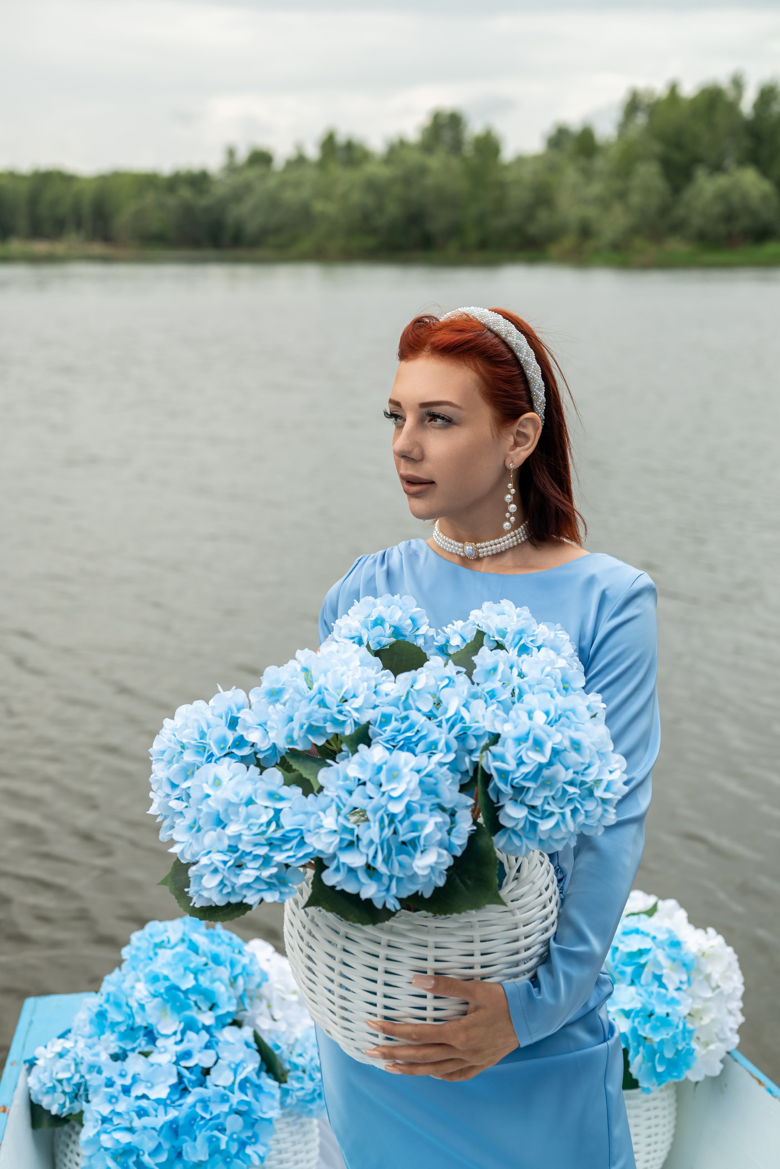Фотопроект на лодке с голубыми гортензиями. Фотограф в городе Салават