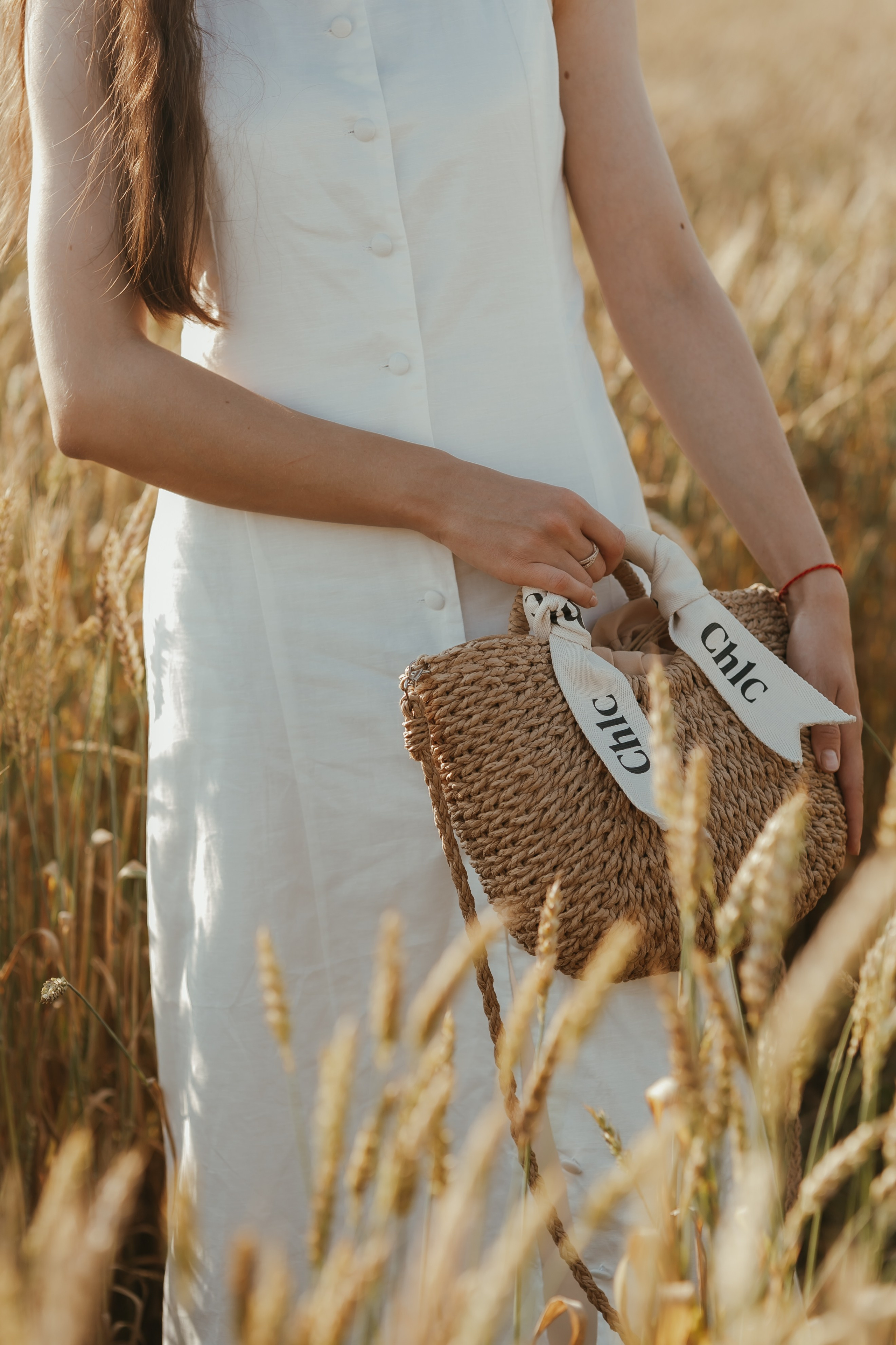 Фотосессия девушек подружек в поле. Свадебный и репортажный фотограф в Ярославле и Санкт-Петербурге Роман Микрюков