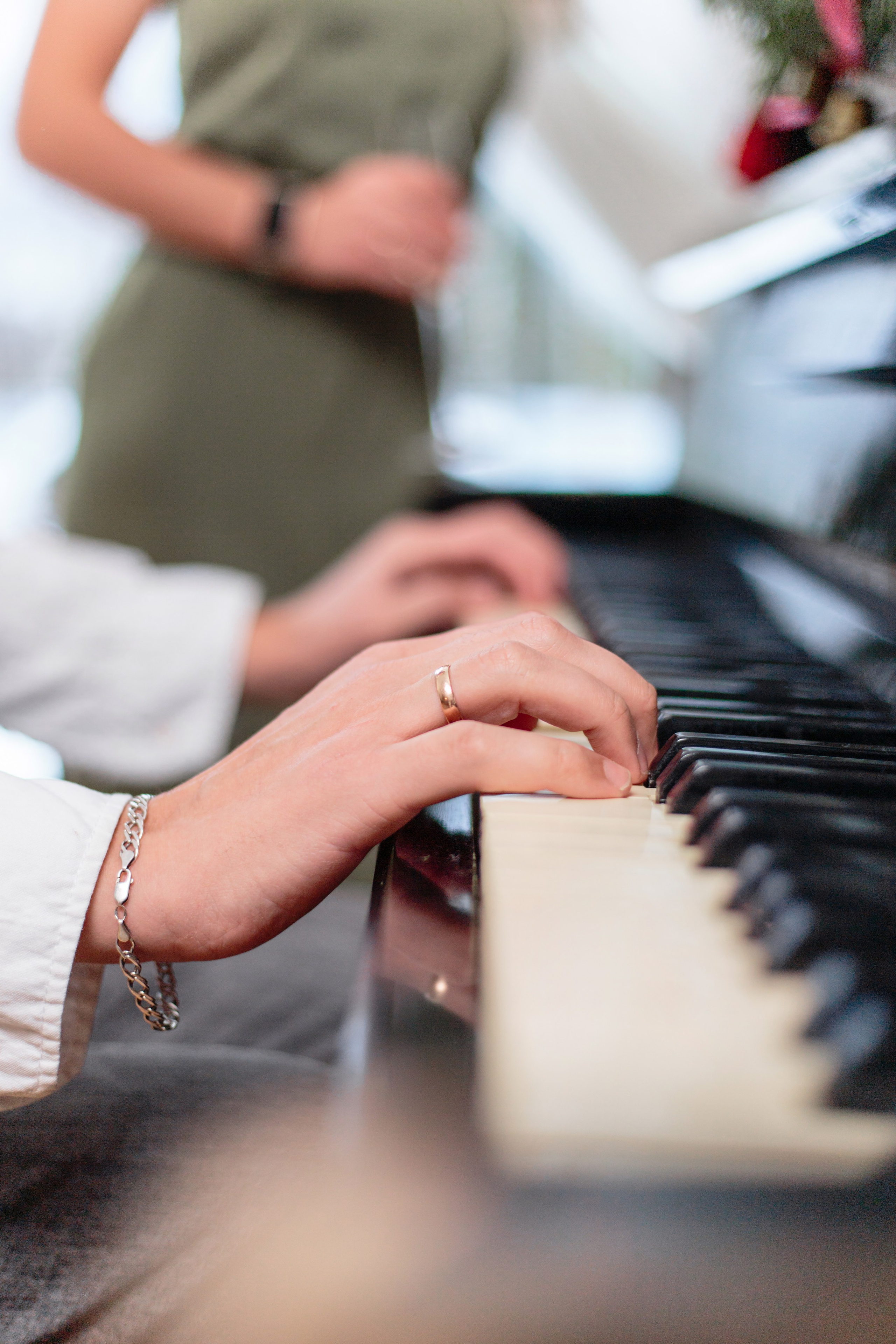 Новогоднее фото пары с пианино