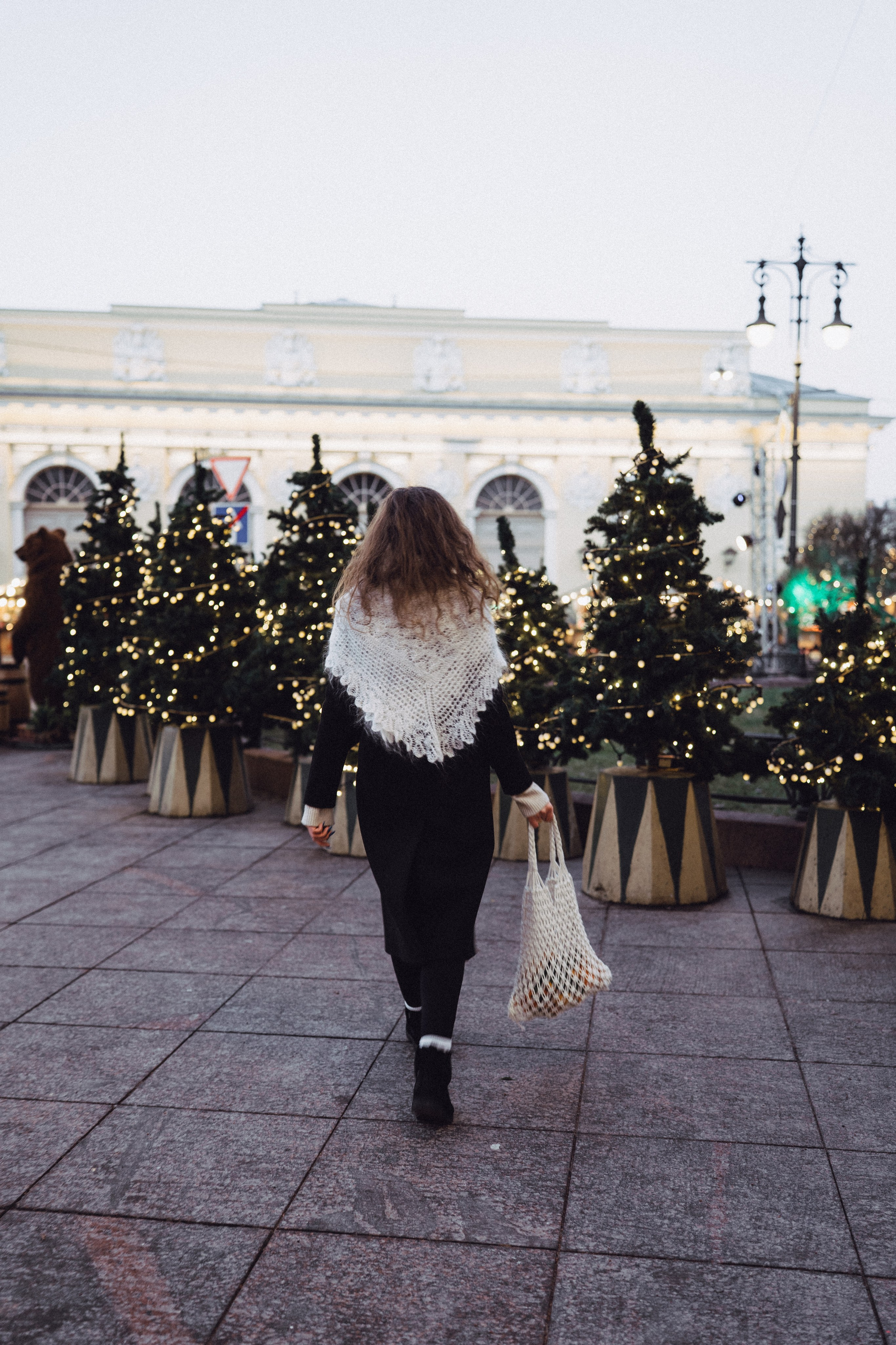 ПРОГУЛКА НА МАНЕЖНОЙ ПЛОЩАДИ ДЛЯ ДЕВУШКИ ПЕРЕД НОВЫМ ГОДОМ (НОВОГОДНЯЯ ФОТОСЕССИИЯ НА МАНЕЖНОЙ ПЛОЩАДИ). Профессиональный фотограф, Санкт-Петербург — Виктория Богомолова