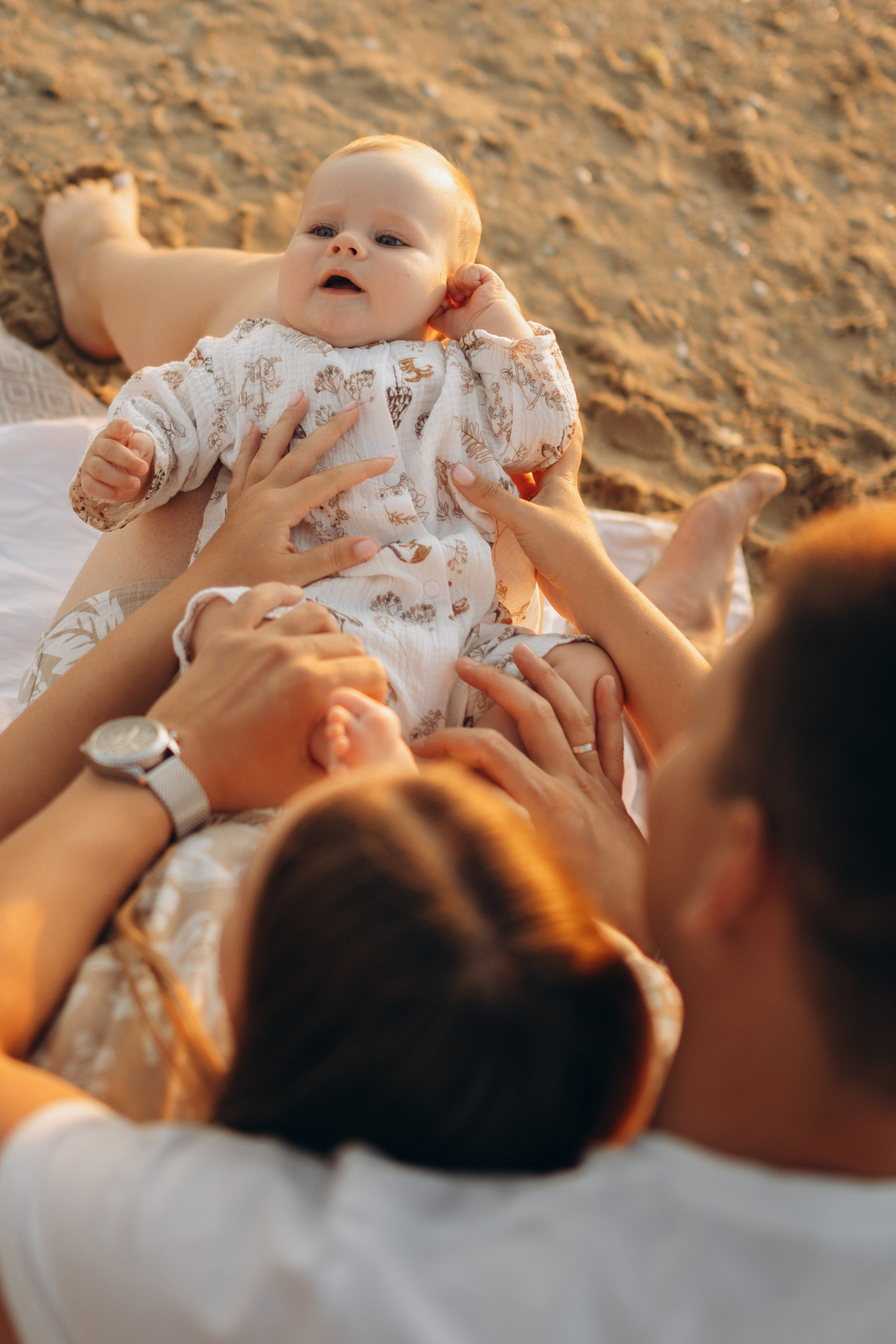 Трогательные кадры на Голубицкой – малыш спит на руках у мамы, фотограф Голубицкая