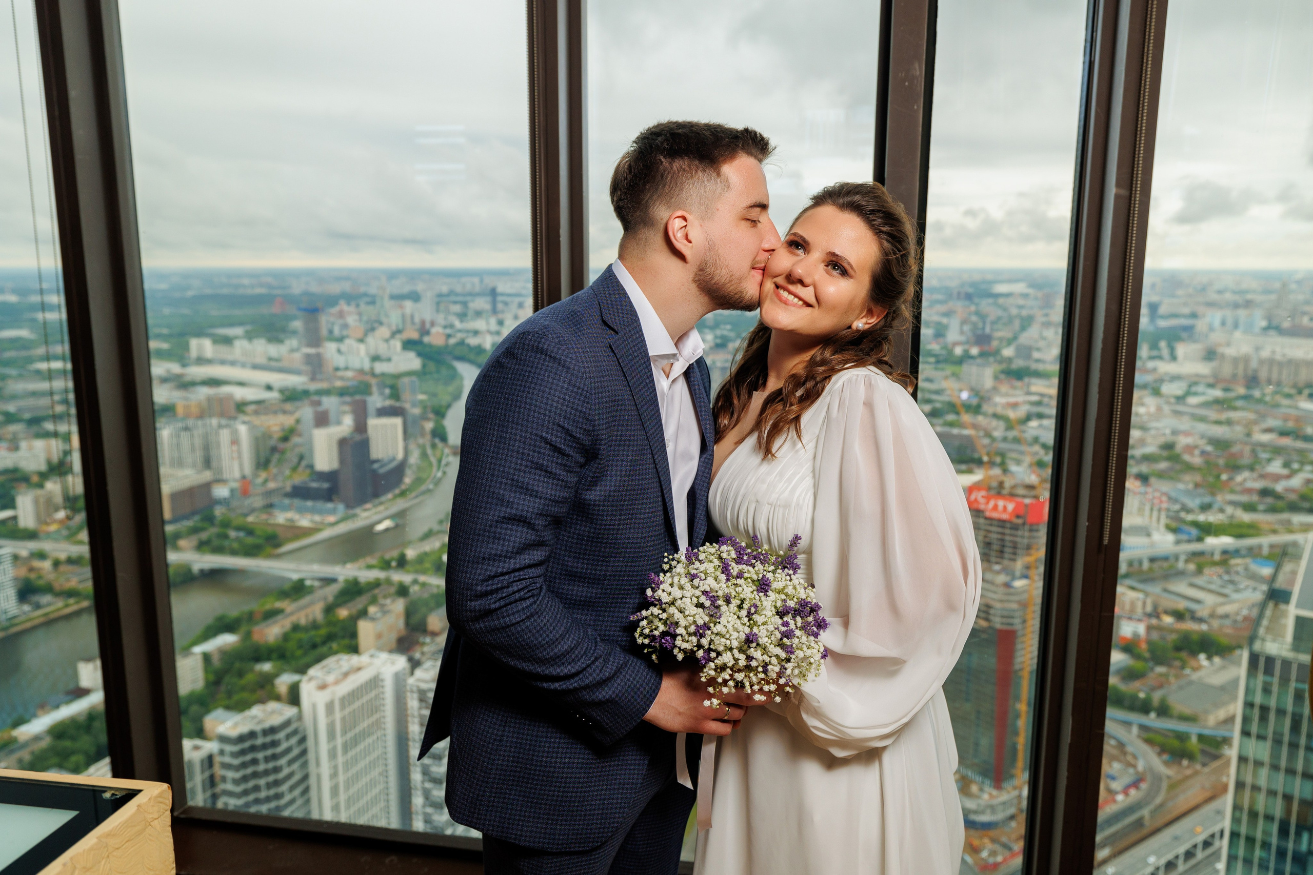 Фотограф на регистрацию в ЗАГС Москва Сити Birds Башня ОКО. Примеры фото, отзывы молодоженов и заявка на регистрацию через официальный сайт.