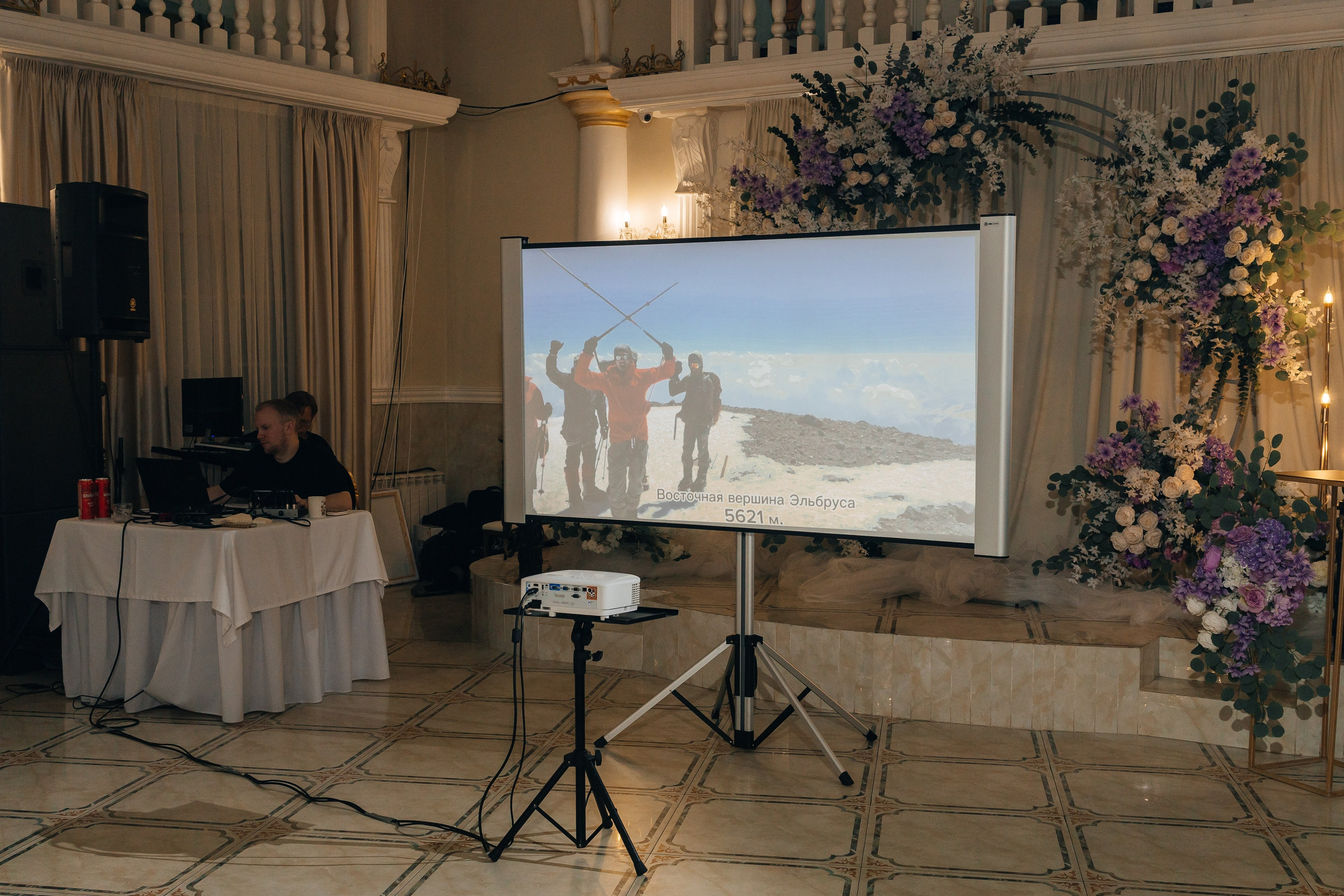 Трогательная выездная церемония в уютном ресторане. Олег Сверчков | Свадебный фотограф Вологда