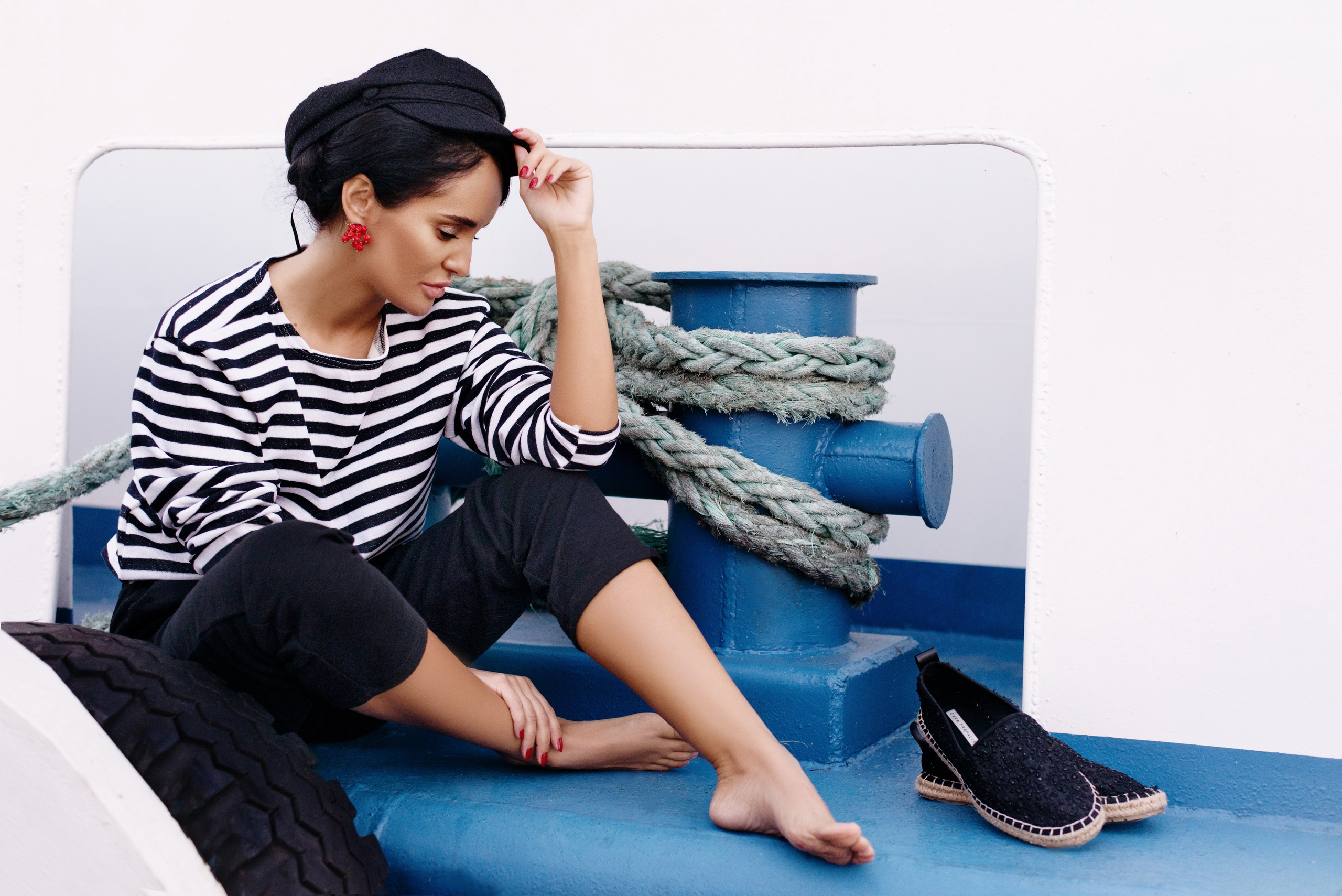 Фотосессия на воде девушки в тельняшке босиком  