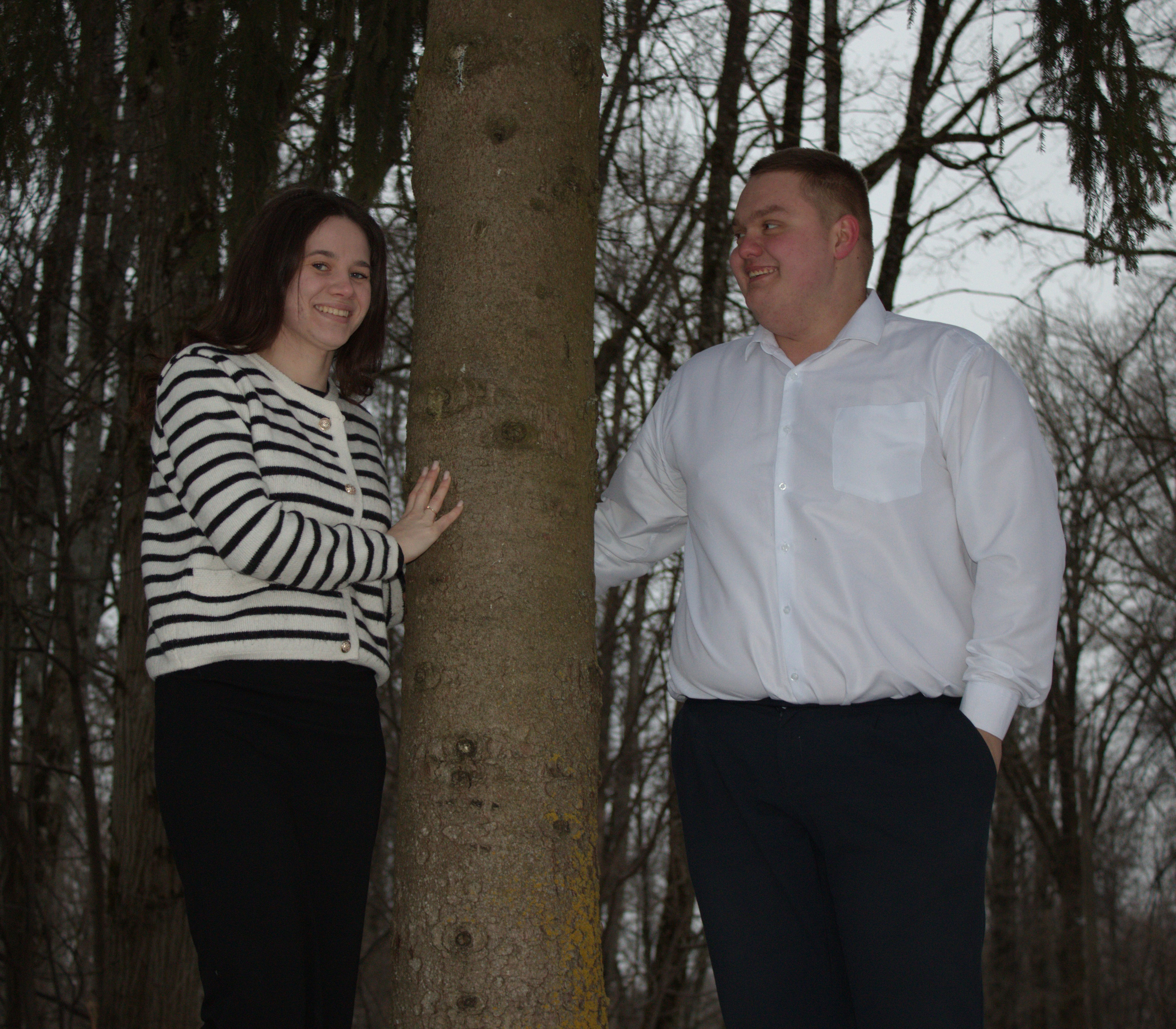 парень и девушка стоят у дерева и влюблённо смотрят друг на друга