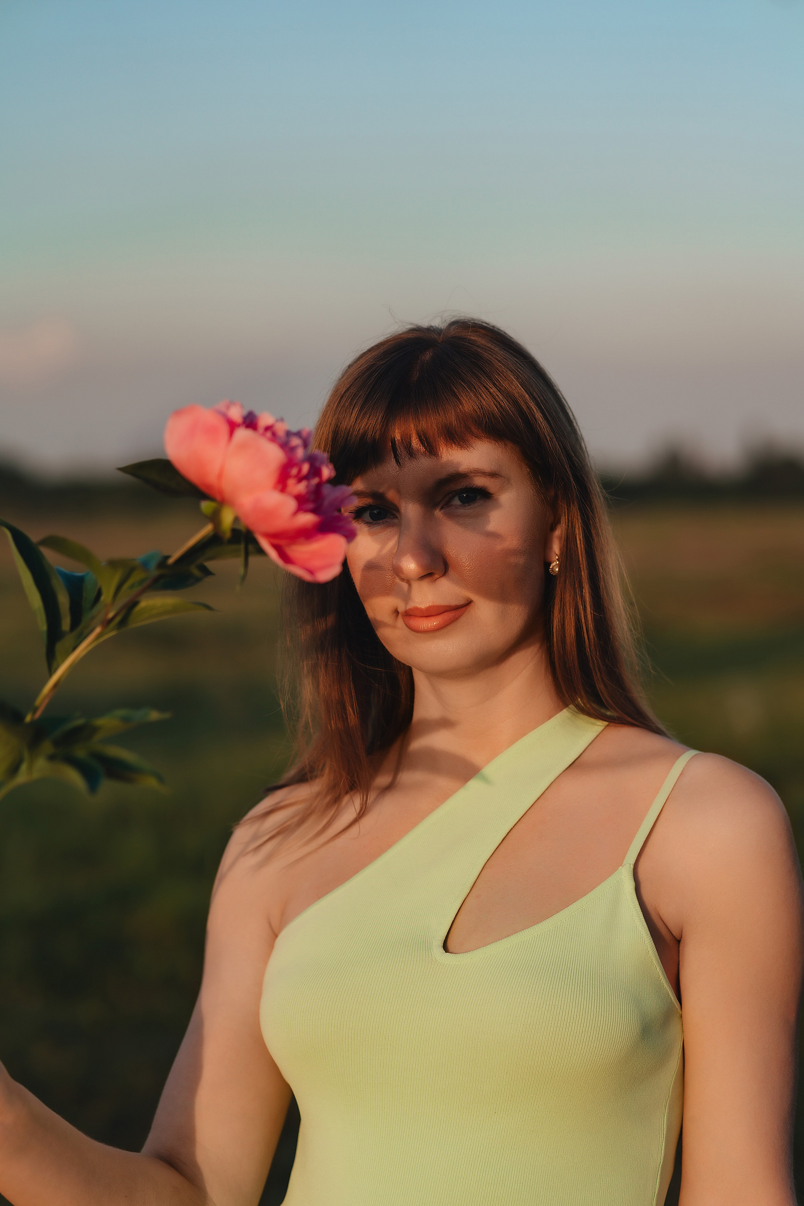 Анастасия | Съемка на закате с букетом пионов. Фотограф Карина Шмулёва. Воронеж и область
