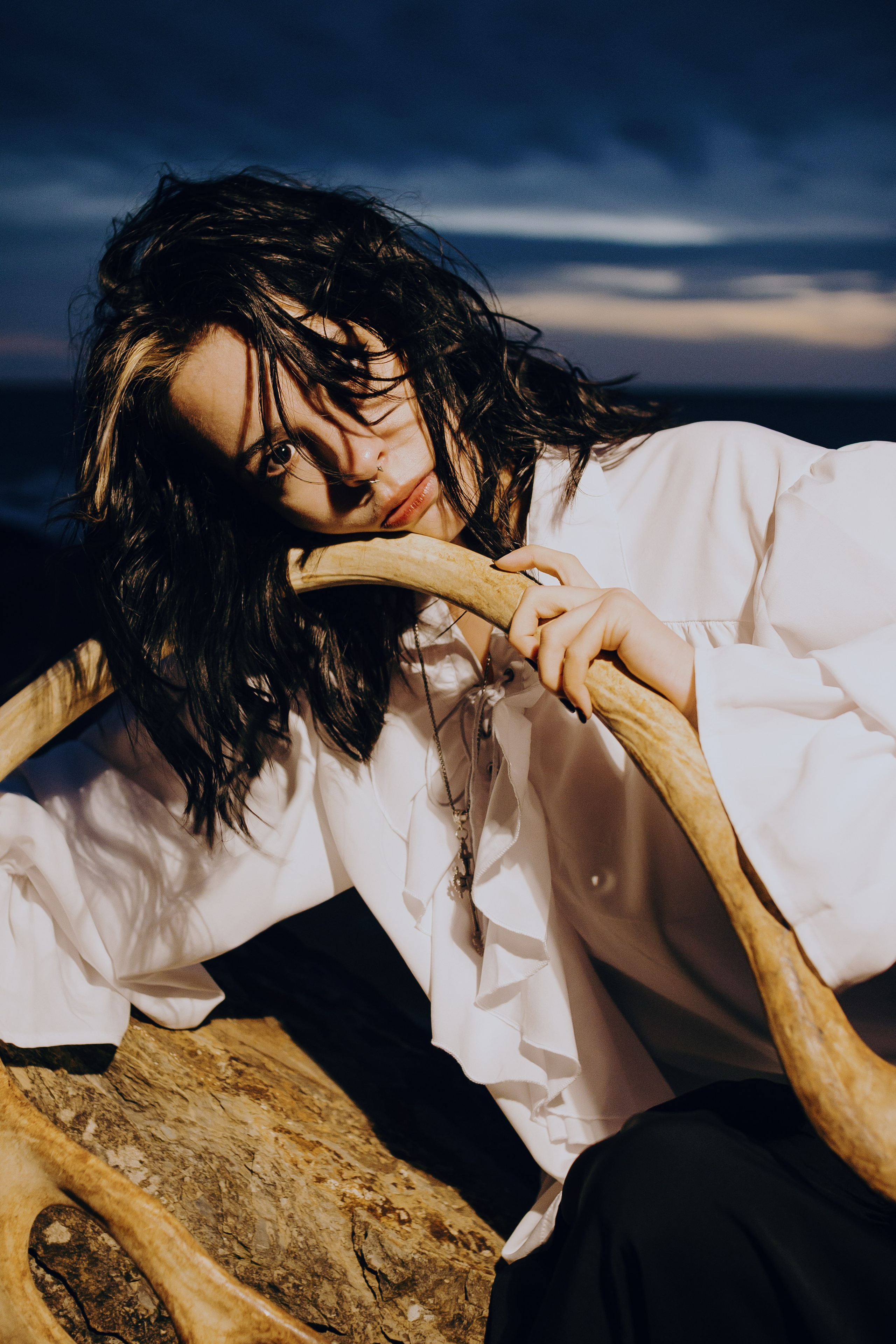 Съёмка у моря с оленьими рогами