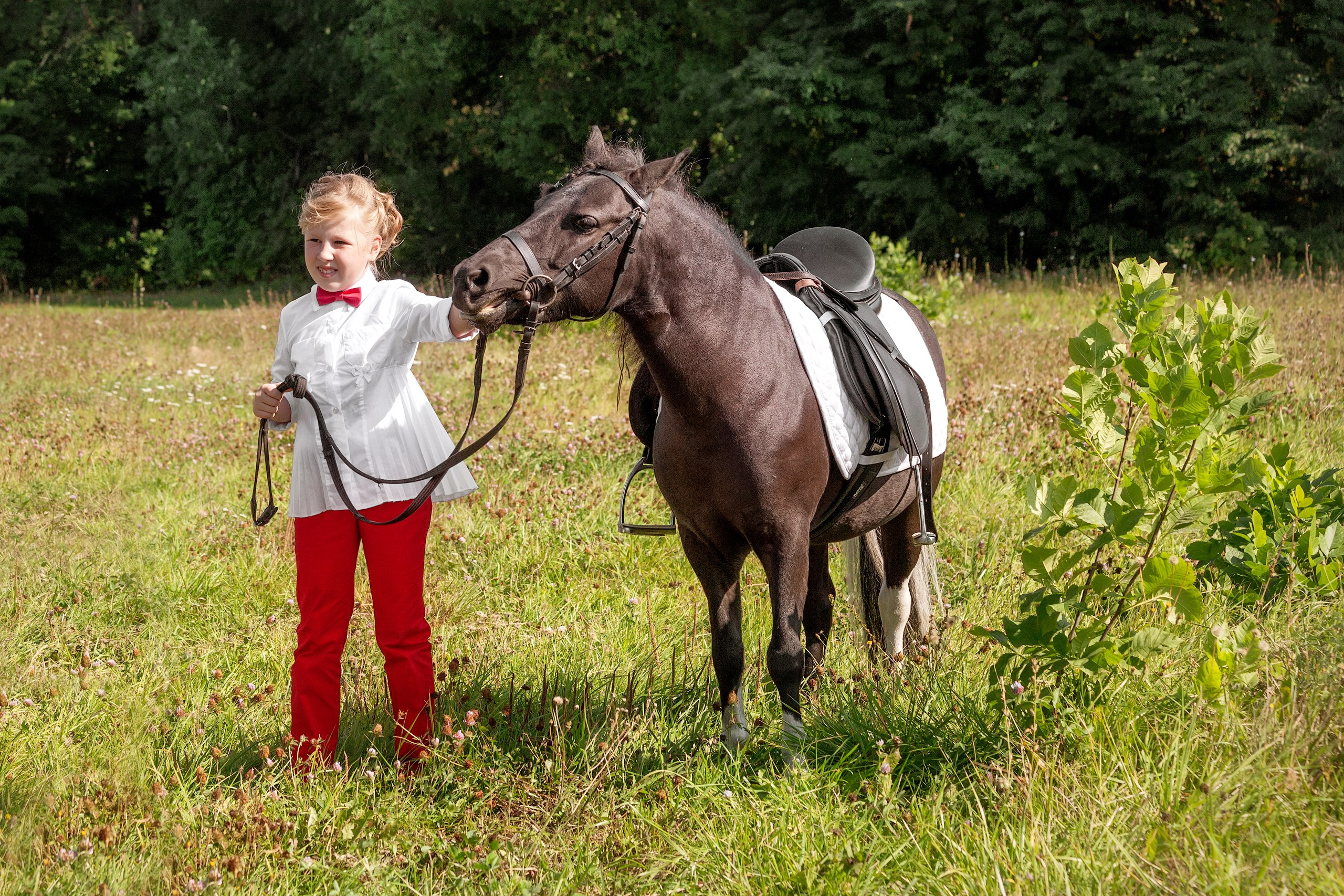 Девочка ведёт пони под узцы, детские съёмки Ульяновск