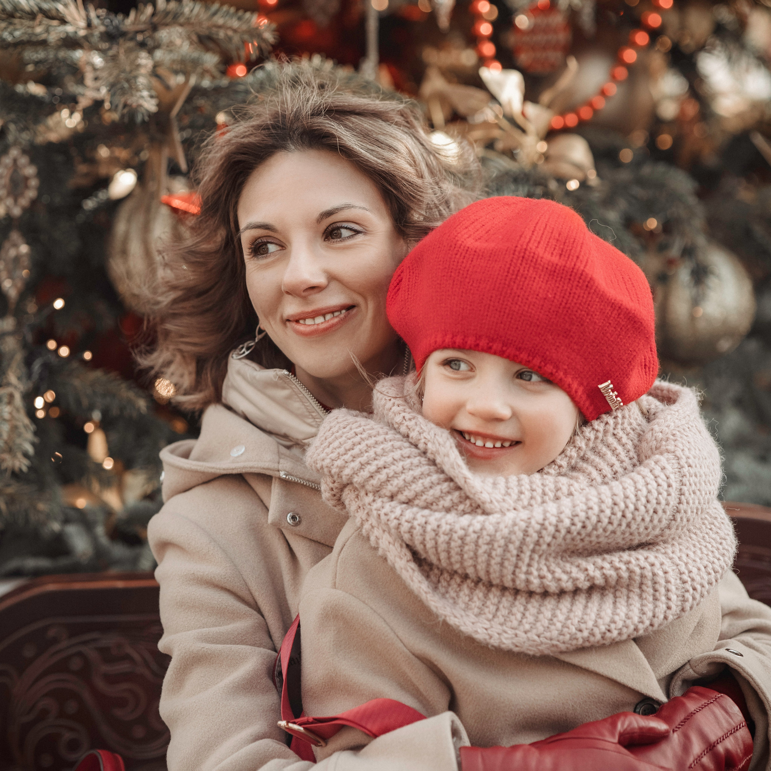 Семейная фотосъемка в Москве для мамы и дочки. Прогулка днем по новогодней Москве украшенной зимними новогодними елками и шарами, красно-бежевая, Третьяковский проезд, Манежная площадь, ГУМ-ярмарка