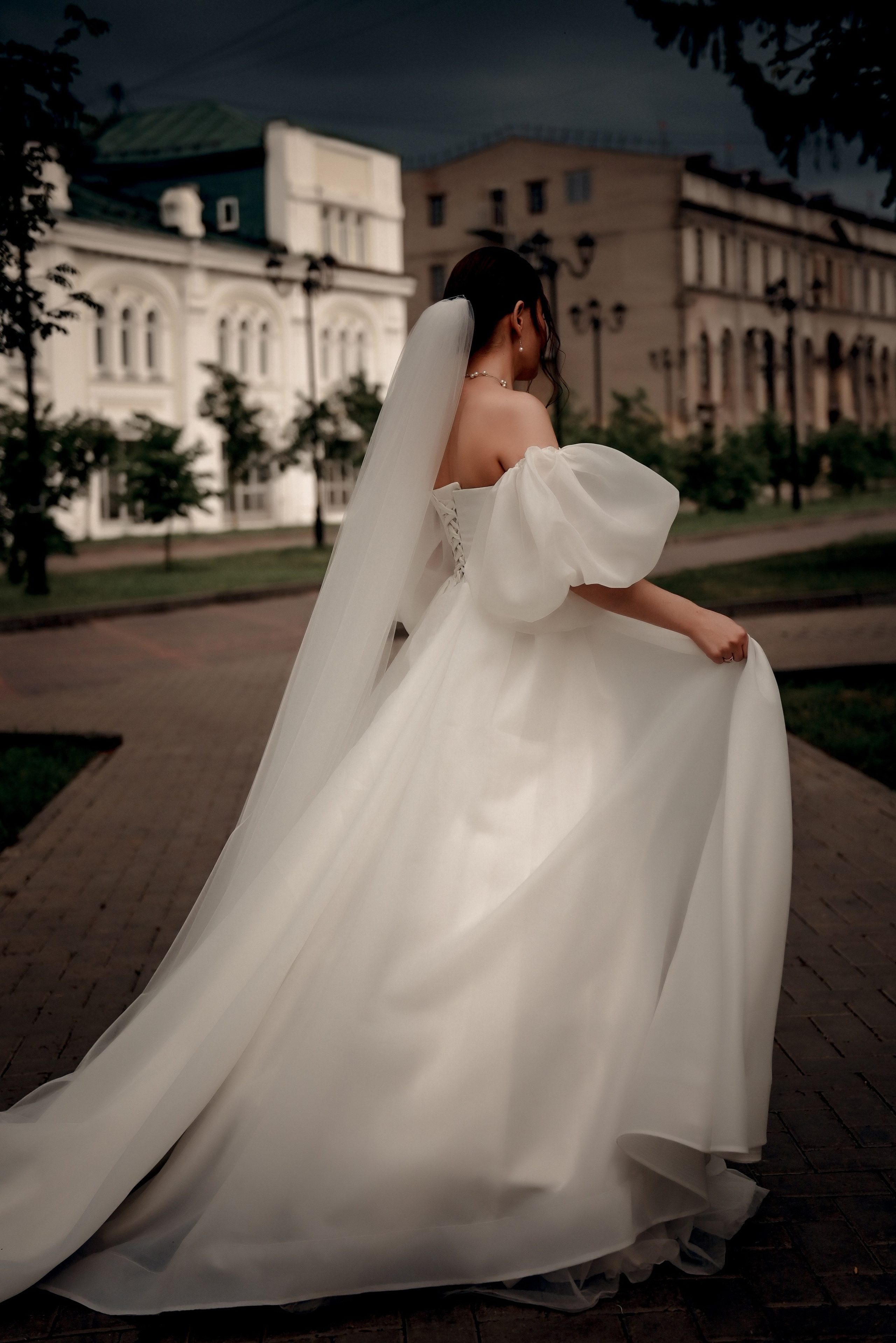 Небольшая свадебная серия в музее и прогулкой под дождем Эльмиры и Ризата. Свадебный, семейный, детский, контент фотограф в Омске Максим Ильин