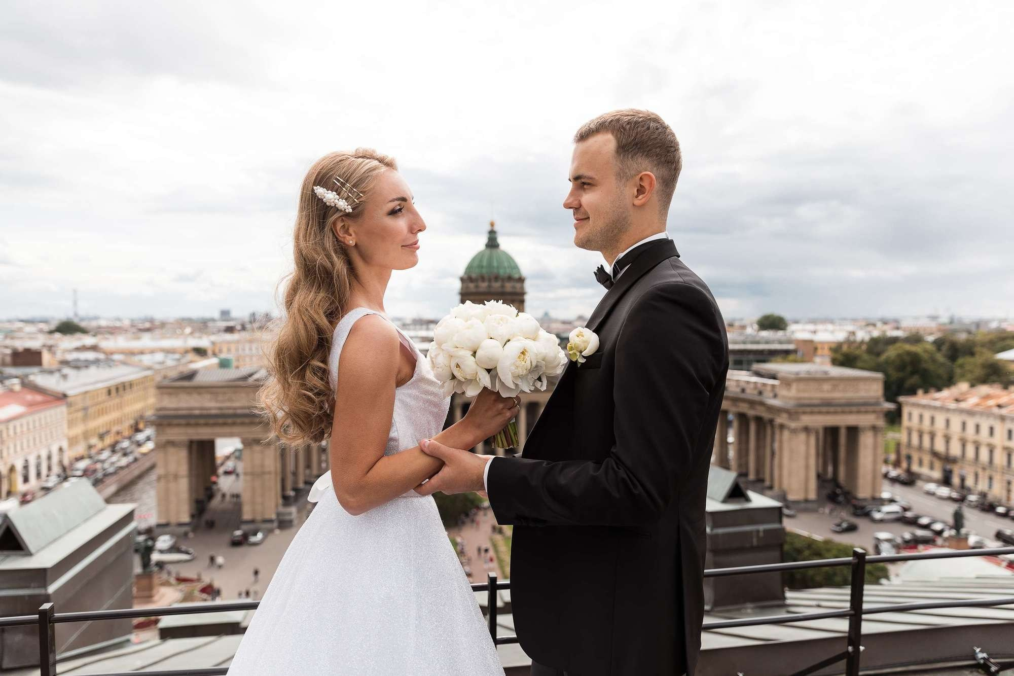 Молодожёны на крыше дома Зингер