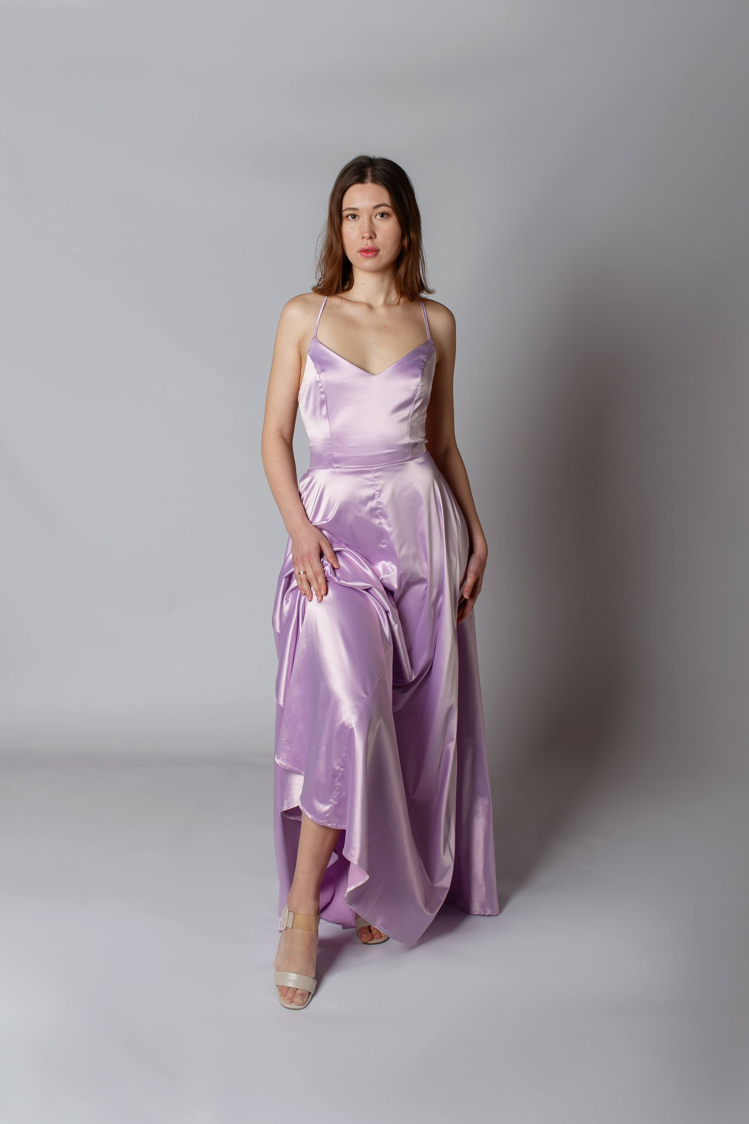 сливочно сиреневое длинное платье с тонкими бретелями напрокат