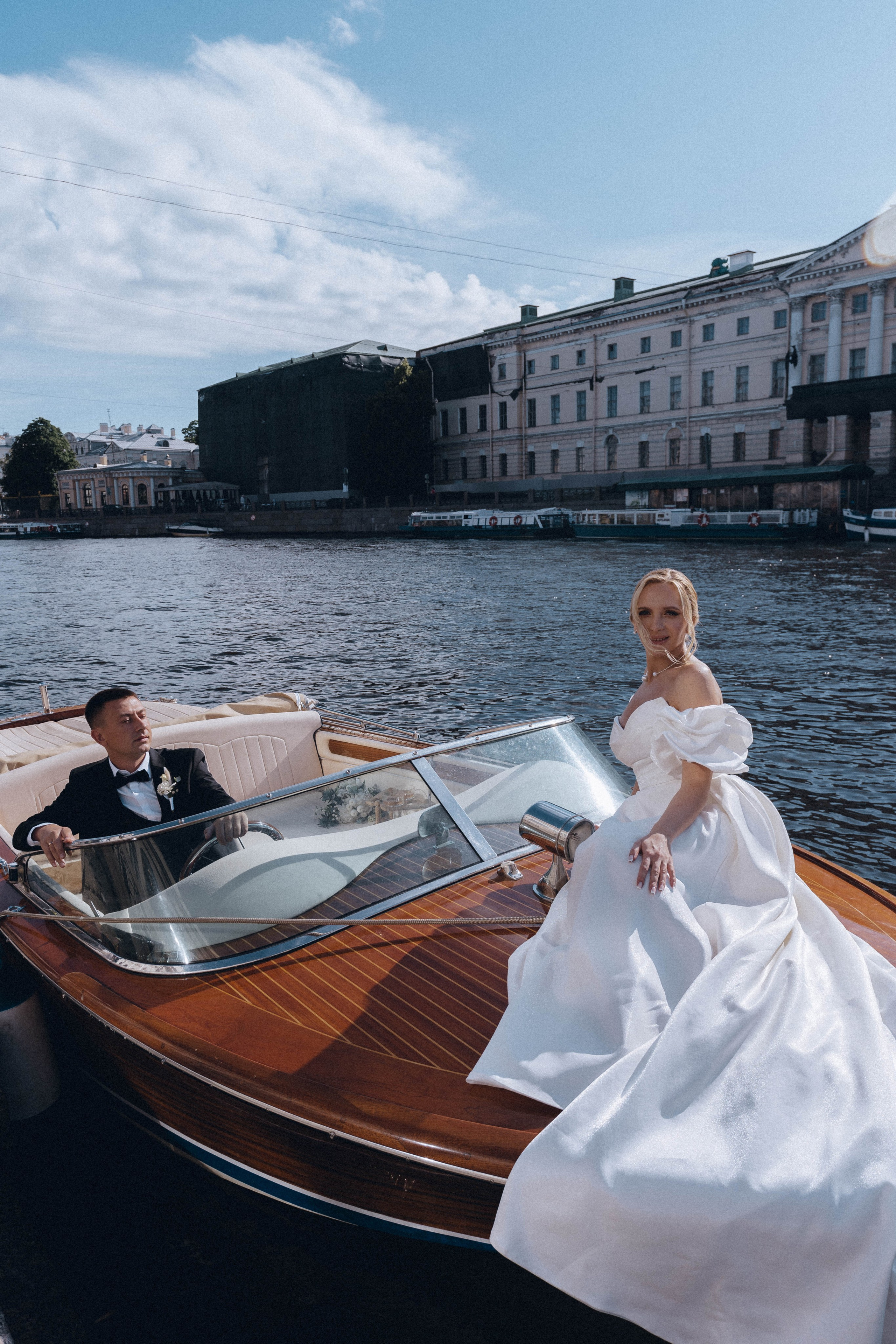 СВАДЕНБНАЯ СЬЕМКА НА КАТЕРЕ ПО КАНАЛАМ САНКТ-ПЕТЕРБУРГА И В АКВАТОРИИ НЕВЫ. Профессиональный фотограф, Санкт-Петербург — Виктория Богомолова