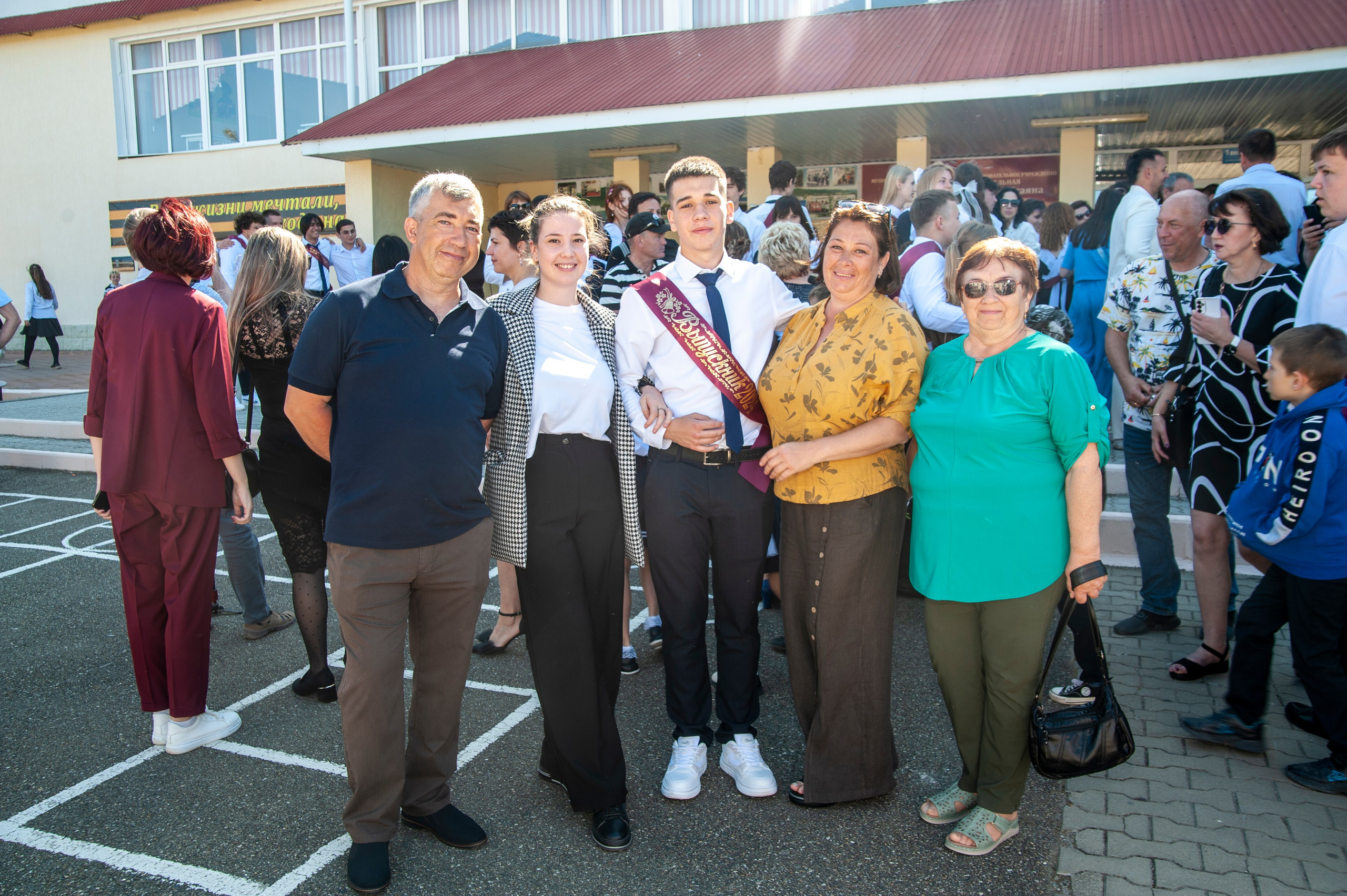 Последний Звонок МАОУ СОШ № 17 им. Эдуарда Есаяна — Архипо-Осиповка. Свадебный и семейный фотограф Денис Лукьянов в Краснодаре, Краснодарском крае и Республике Крым