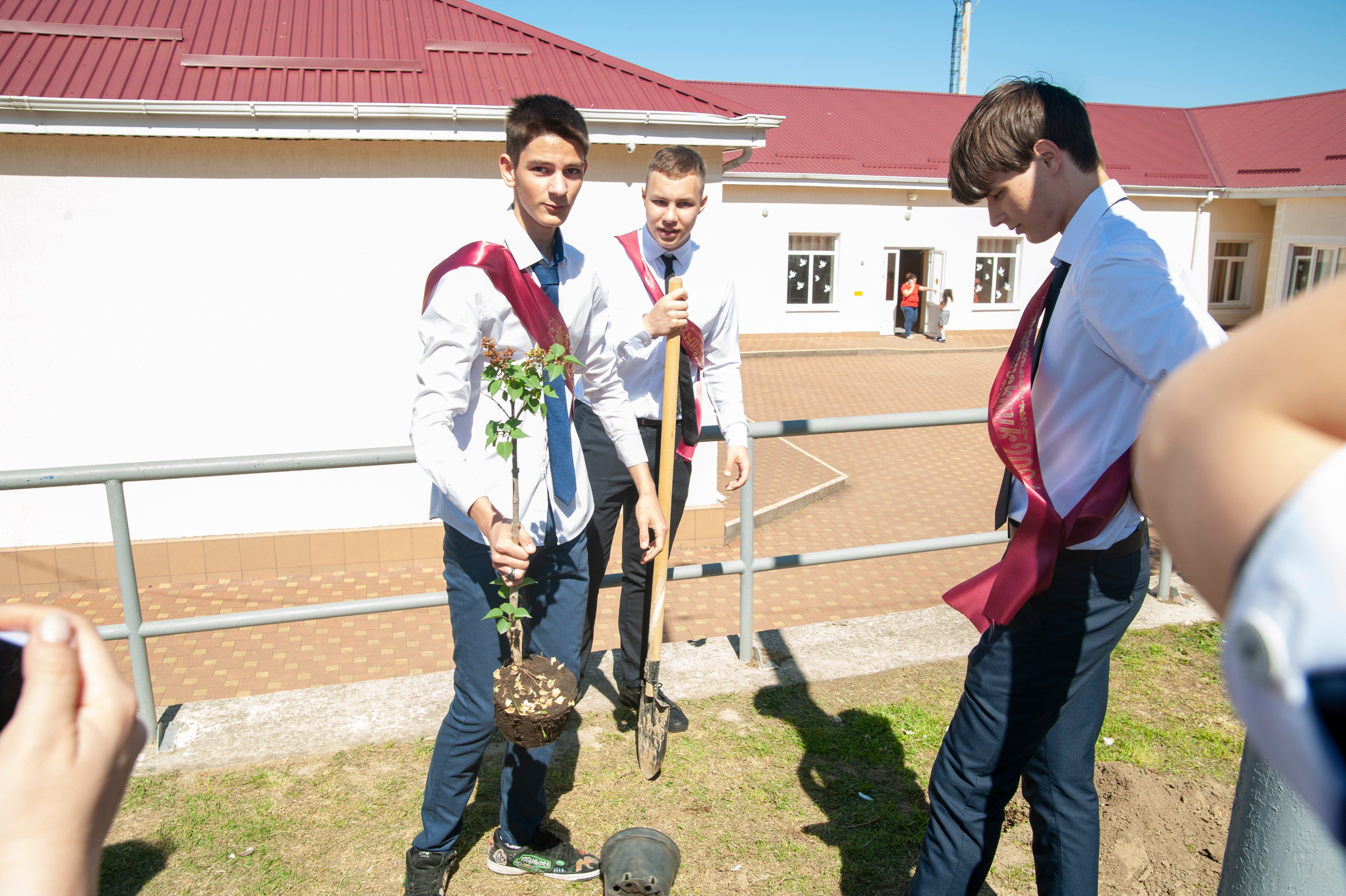 Последний Звонок МАОУ СОШ № 17 им. Эдуарда Есаяна — Архипо-Осиповка. Свадебный и семейный фотограф Денис Лукьянов в Краснодаре, Краснодарском крае и Республике Крым