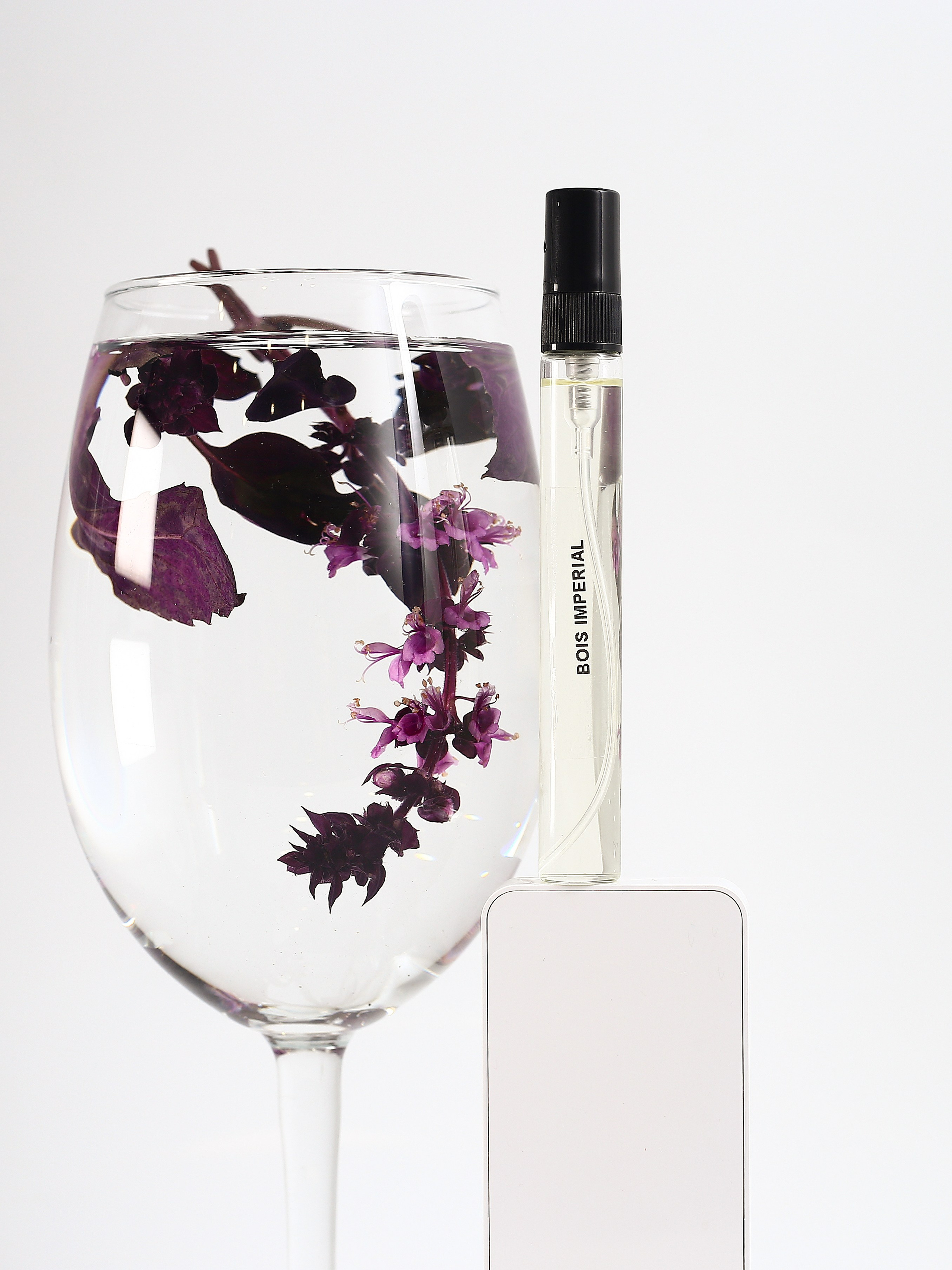 Парфюм в светлых тонах. Фотограф для различных событий, проектов, маркетплейсов, сайтов и мероприятий в Екатеринбурге