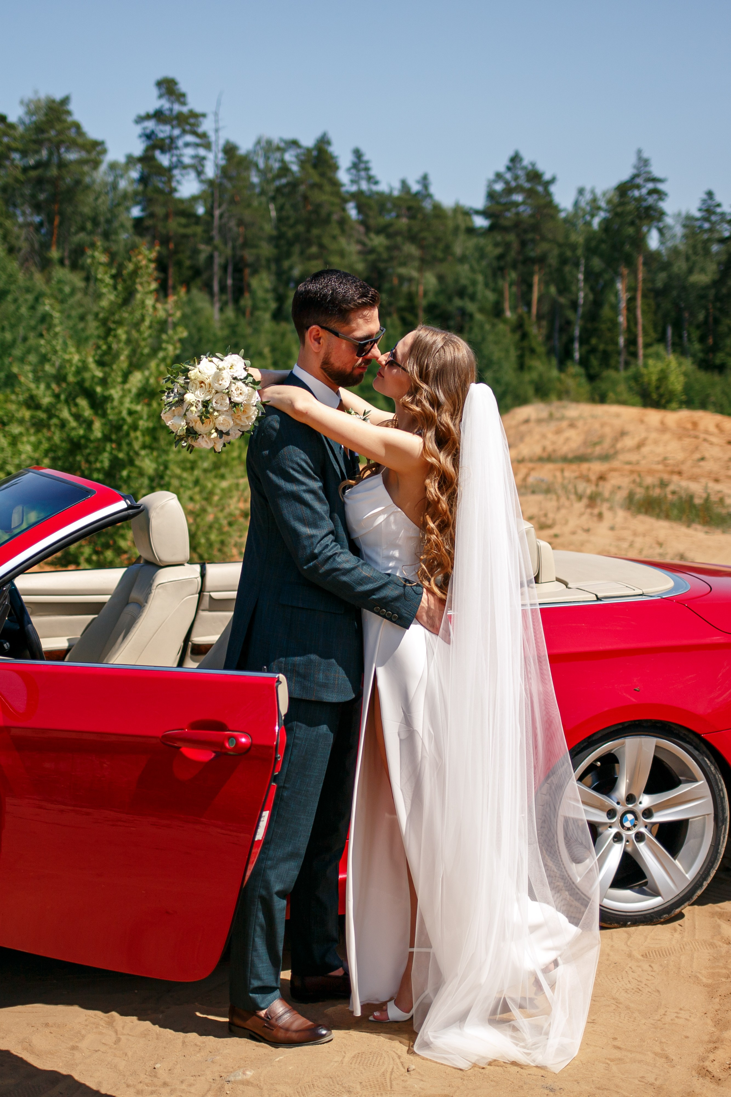 Свадебная фотосессия с кабриолетом и в загородном клубе Artiland. Свадебный фотограф Москва и МО Сергей Киржаев