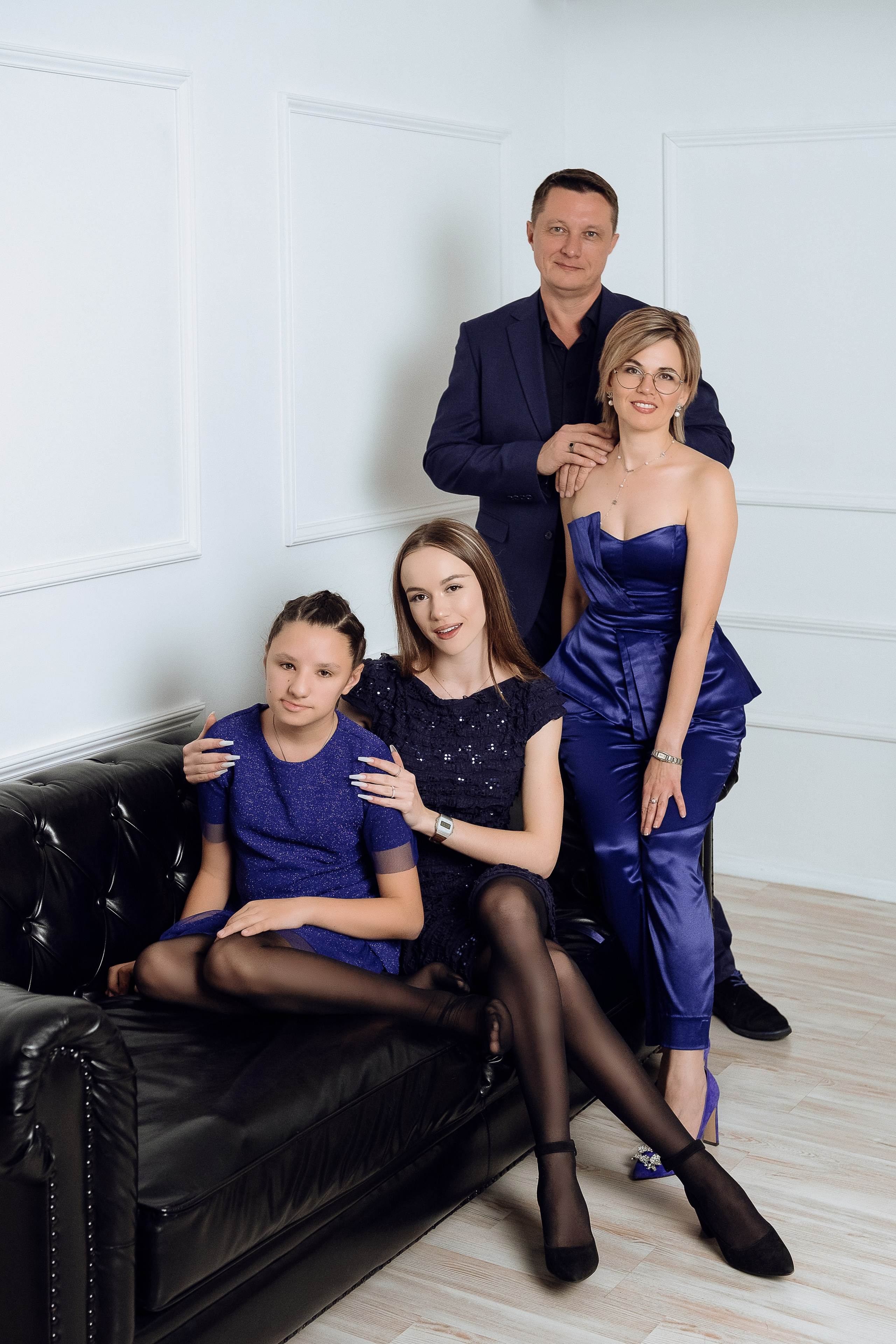 Семейная фотосессия в студии. Фотограф в Чите Анна Камратова. Помогу Вам создать историю, в которой Вы — главный герой!