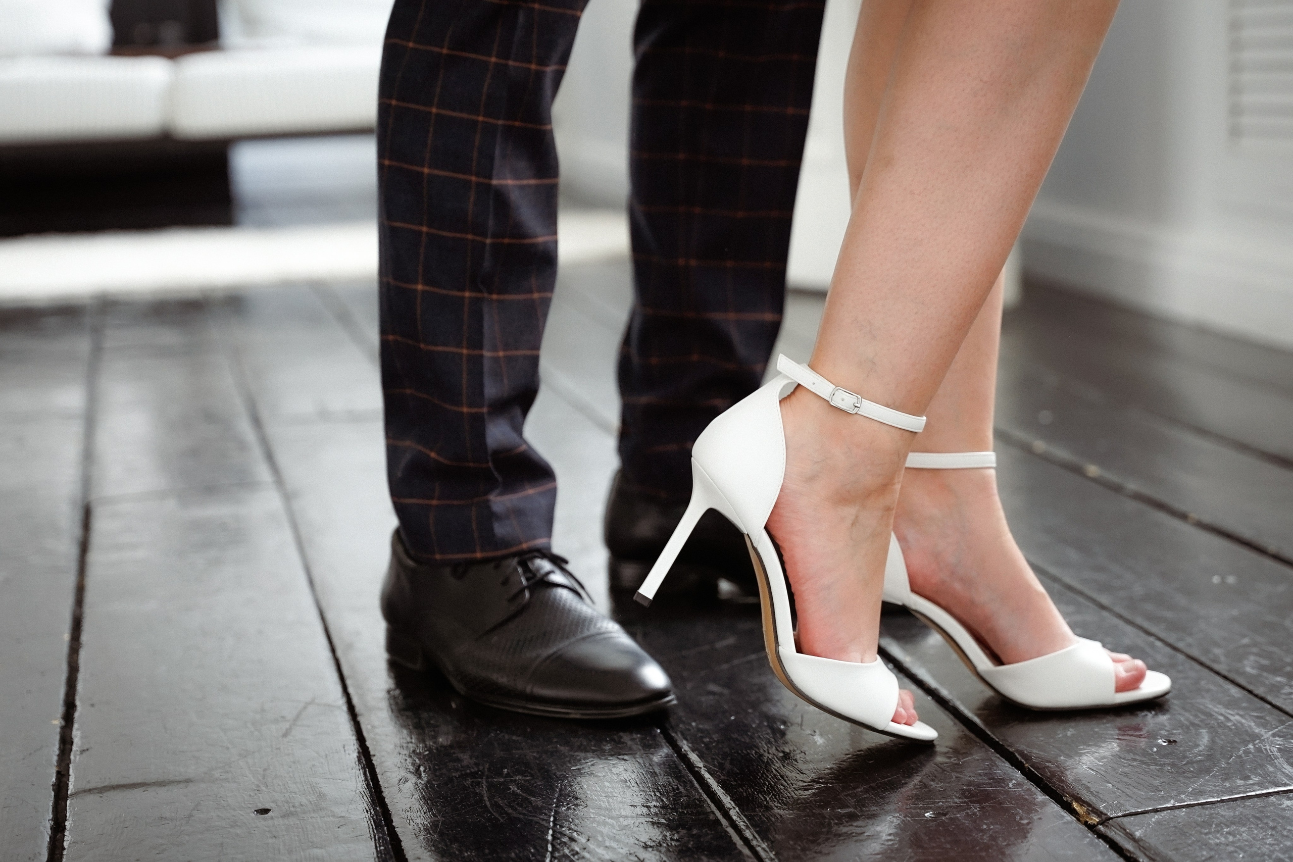 Свадебная фотосессия в студии с темным полом