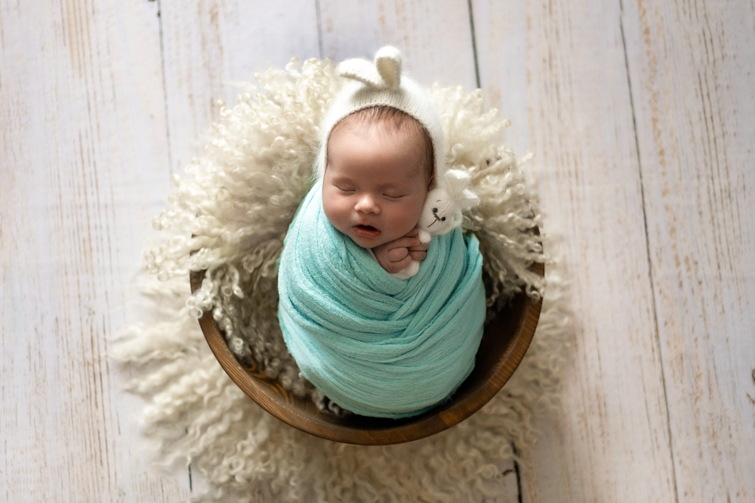 фотограф новорожденных саратов ньюборн фотосессия детская малыш в коконе кокон зайчик бадейка тазик