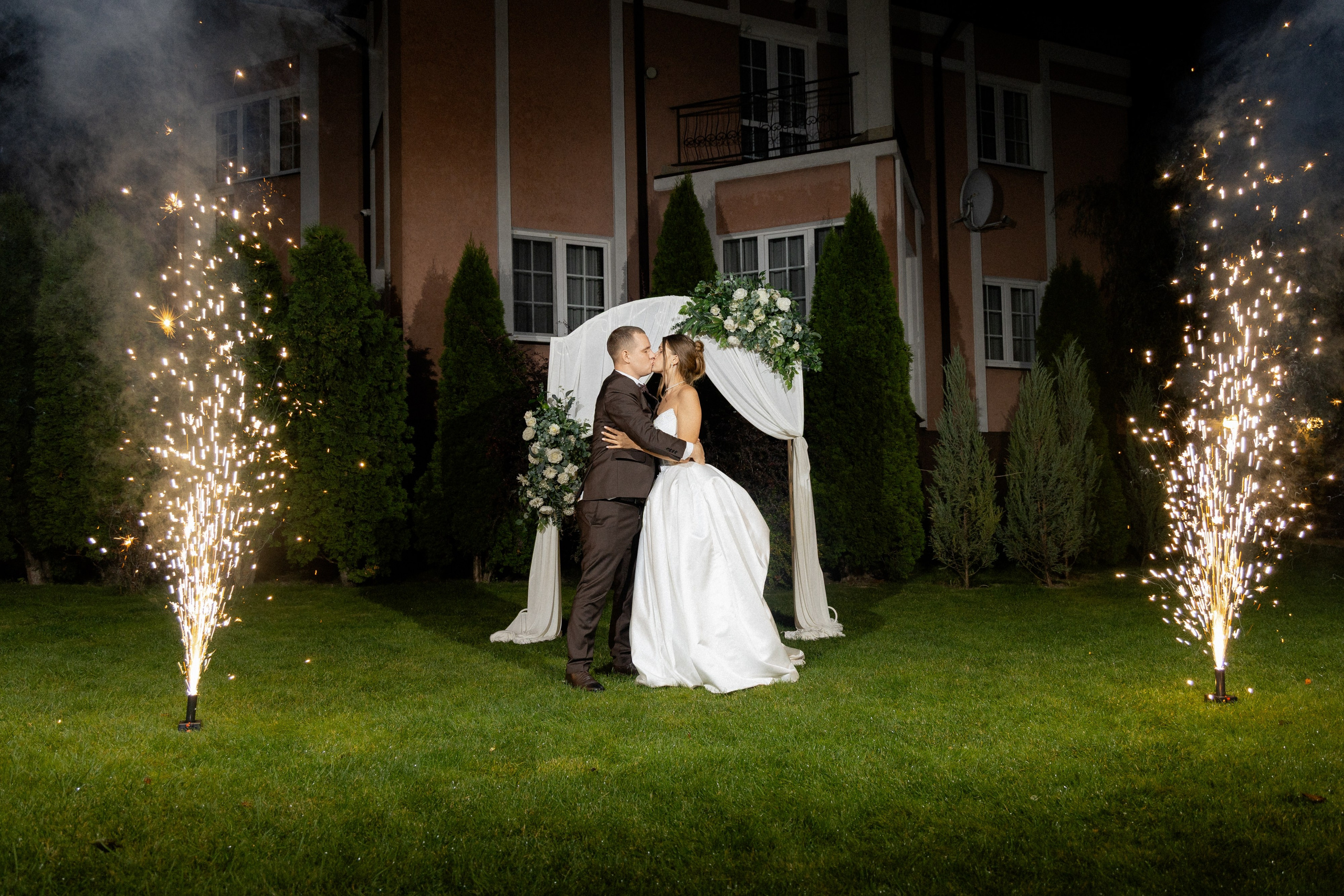 Свадебная фотосессия Анастасии и Игоря в Усадьбе Легенда. Свадебный фотограф в Минске/Беларуси Сергей Спиридонов