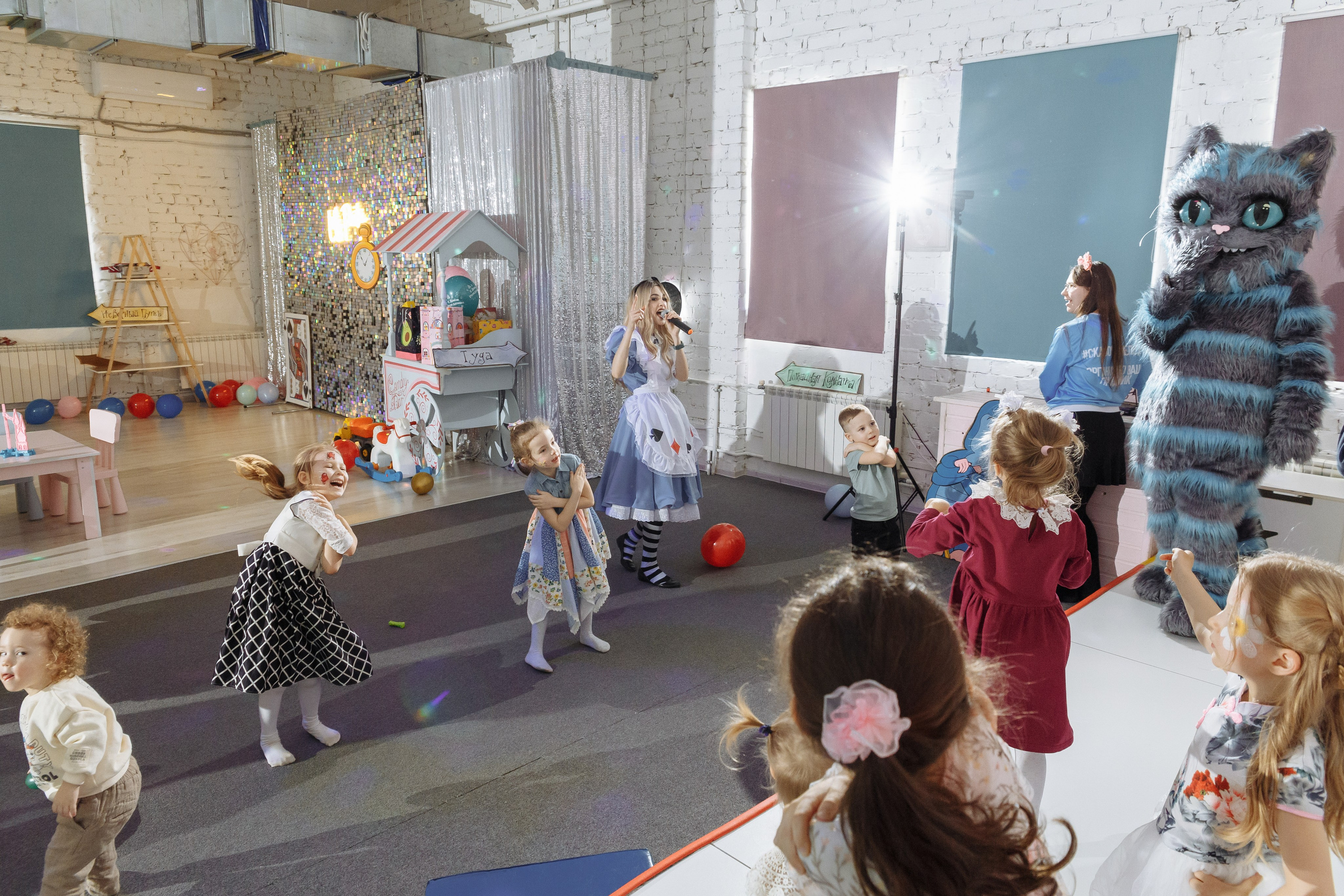 Олеся празднует свое 6 летие в компании Алисы, Чеширского кота и друзей. Событийный фотограф Максим Бескоровайновнов