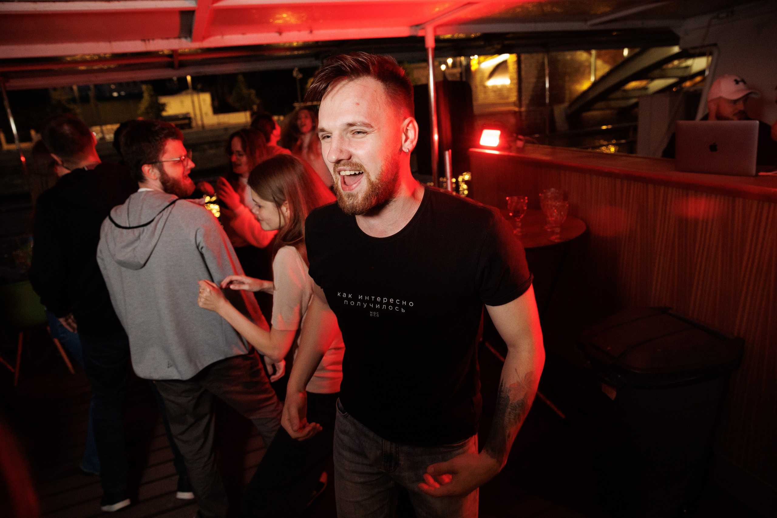 На теплоходах музыка играет. Репортажный Фотограф в Москве Юра Гушан