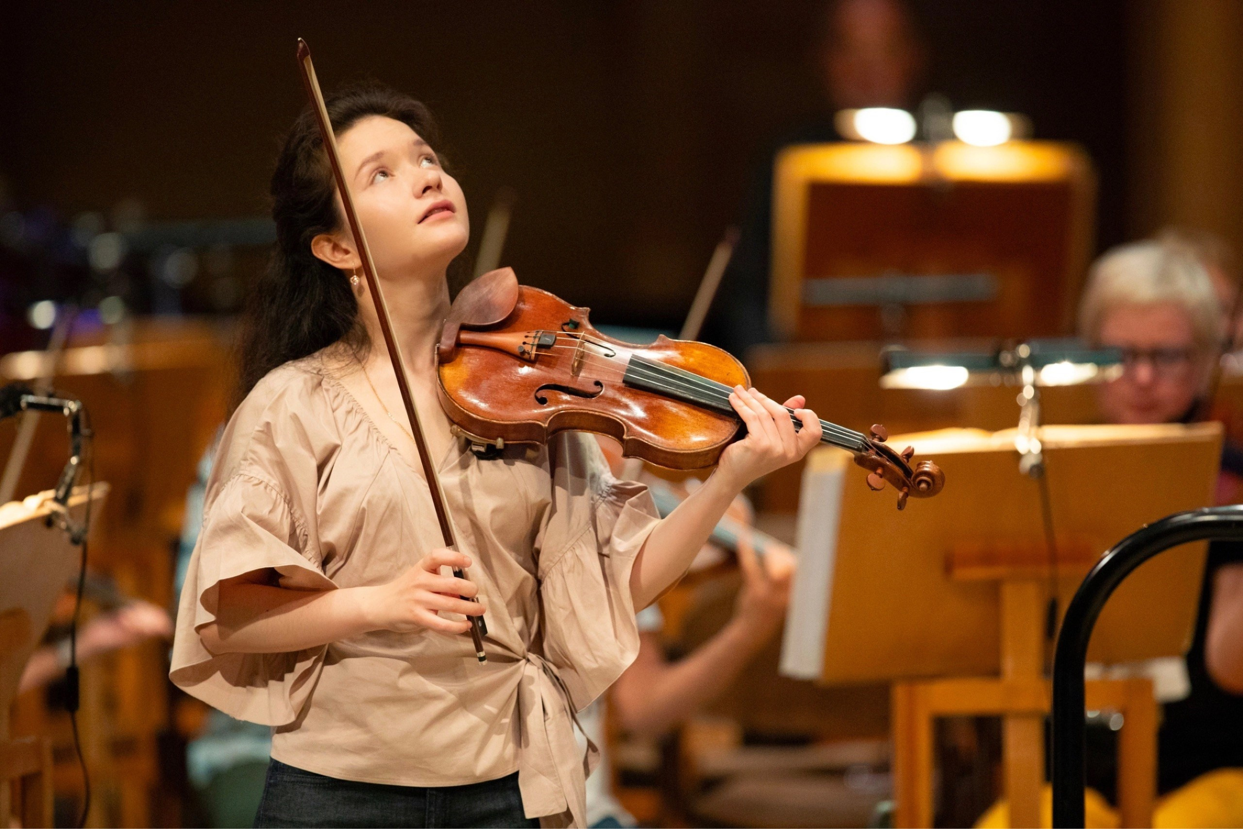 На сцене. Скрипачка Анна Савкина