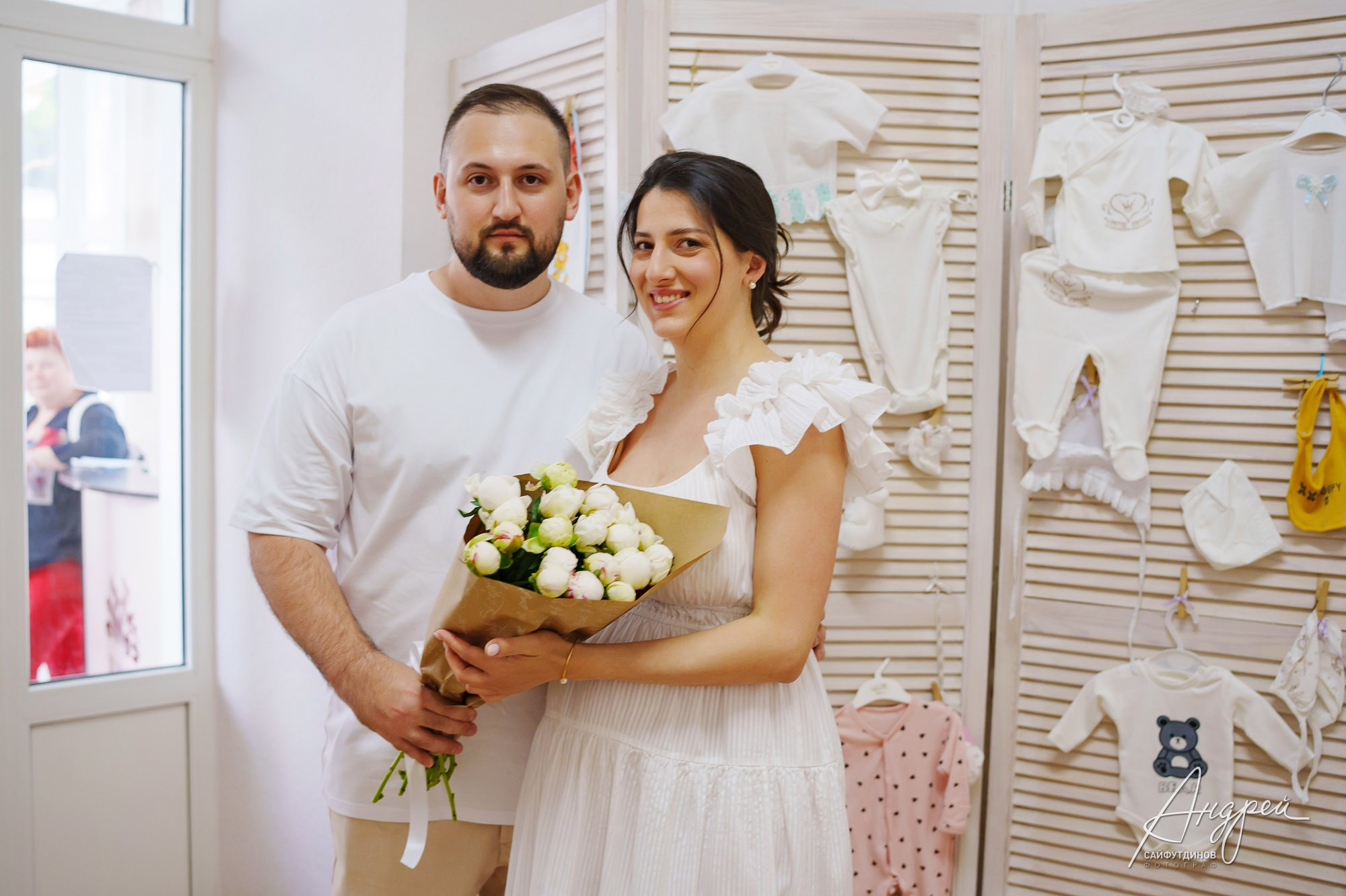 Счастливые родители с новорожденной дочкой в выписной комнате роддома ЦГБ Ростова-на-Дону, семейное фото.