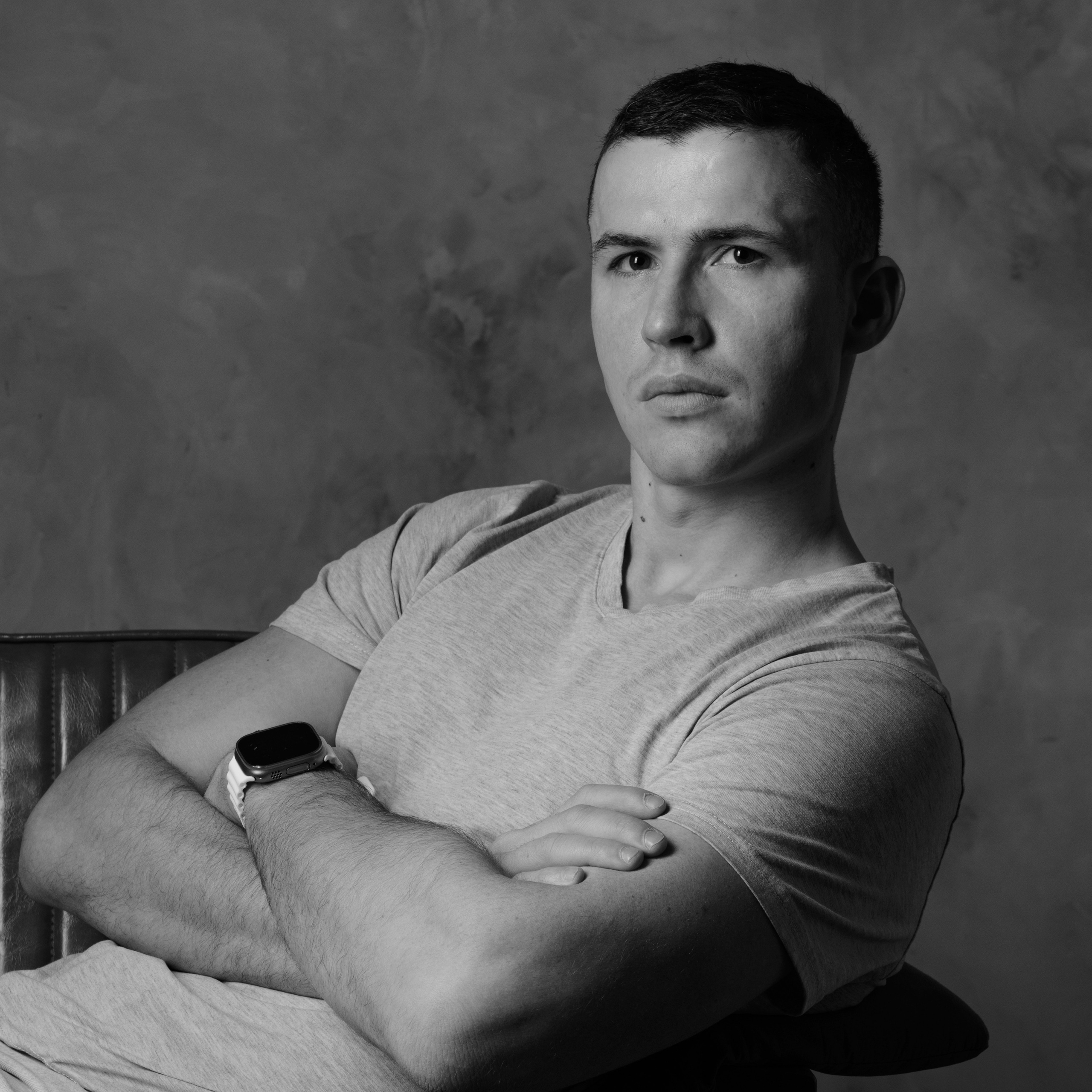 Мужской портрет в студии. Модель Олег Богачев. Фотосессии