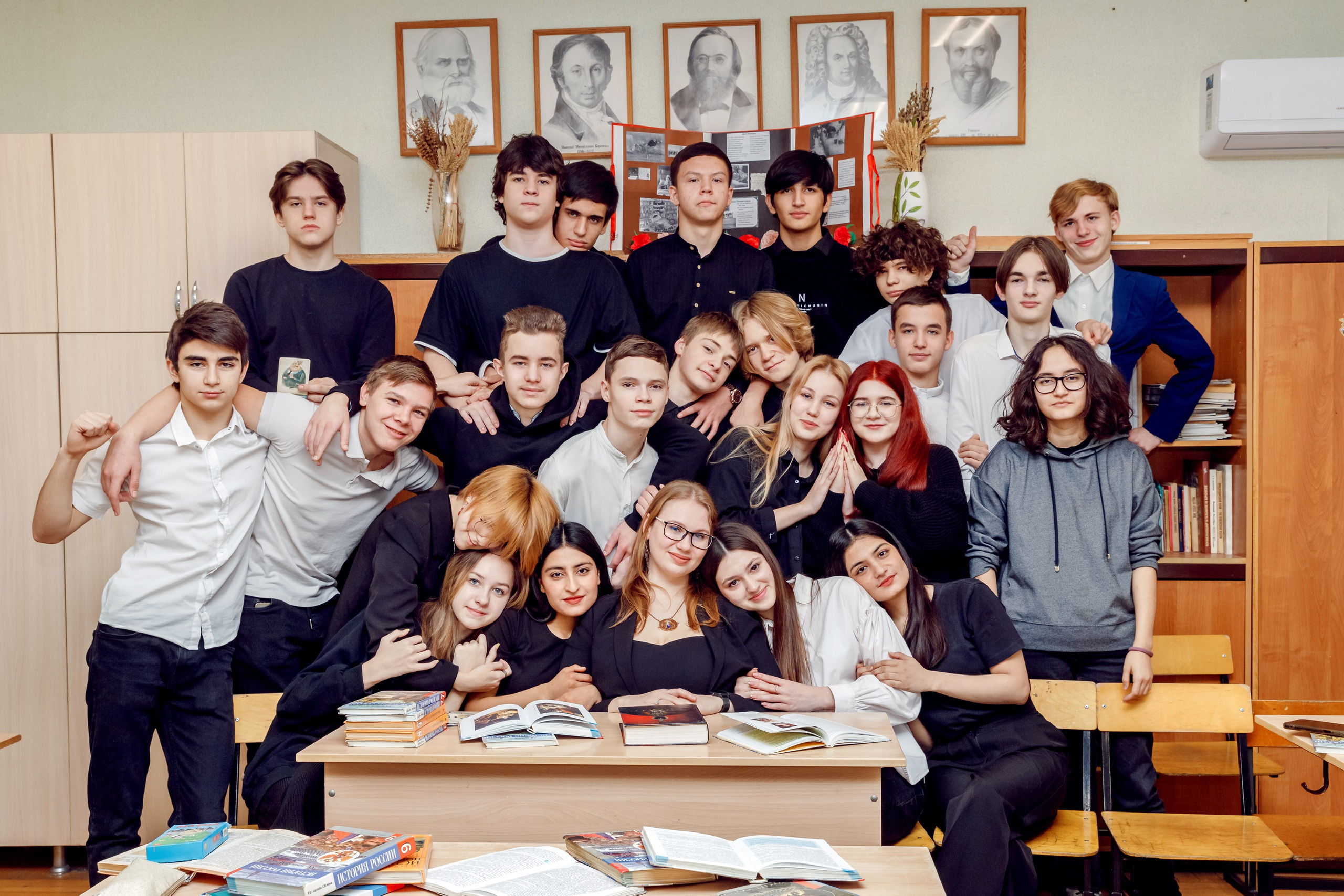 И В ШКОЛЕ ЕСТЬ ЖИЗНЬ. Марина Ушакова. Фотограф. Выпускные альбомы. г. Краснодар