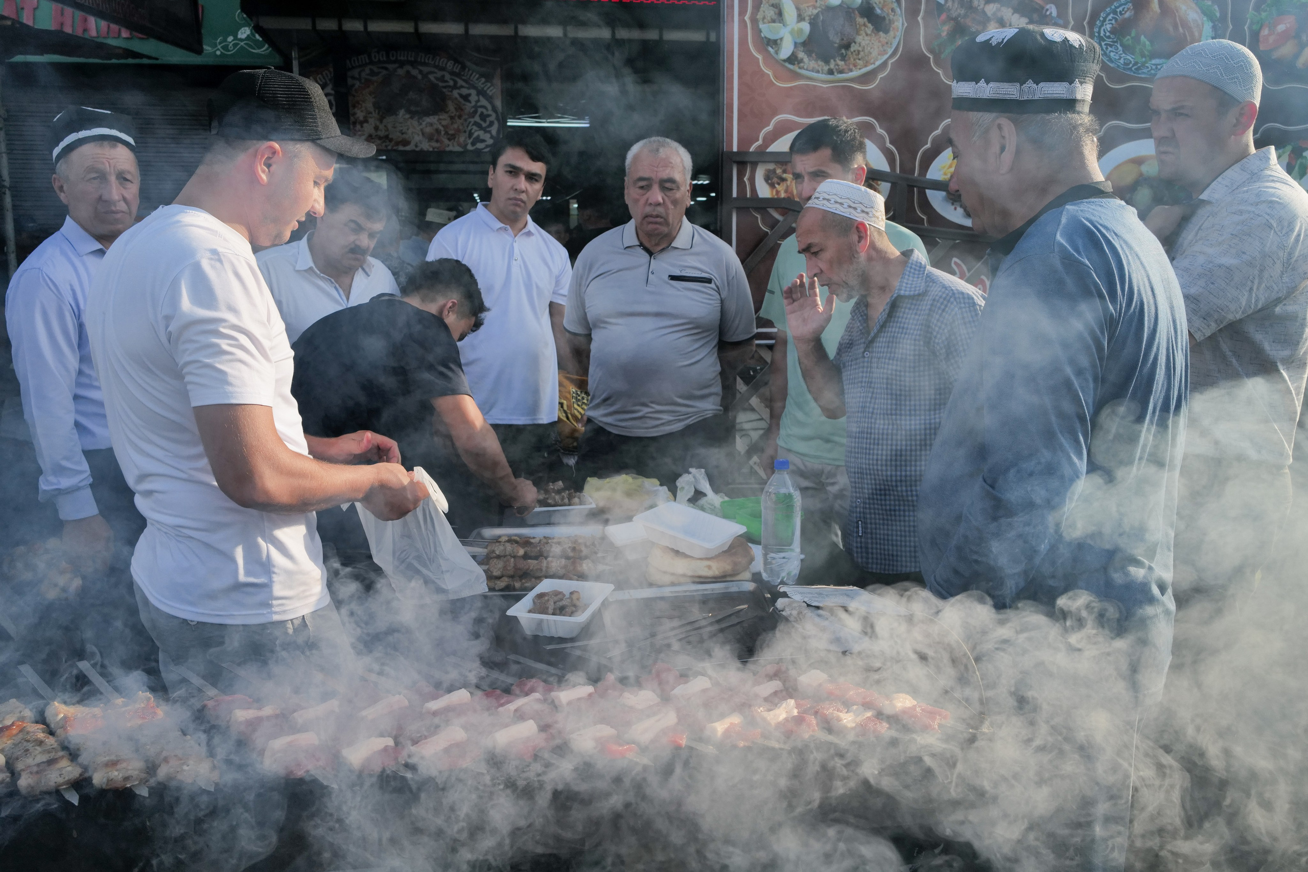 У мангала с шашлыком. Худжанд, Таджикистан. Июнь 2024 года