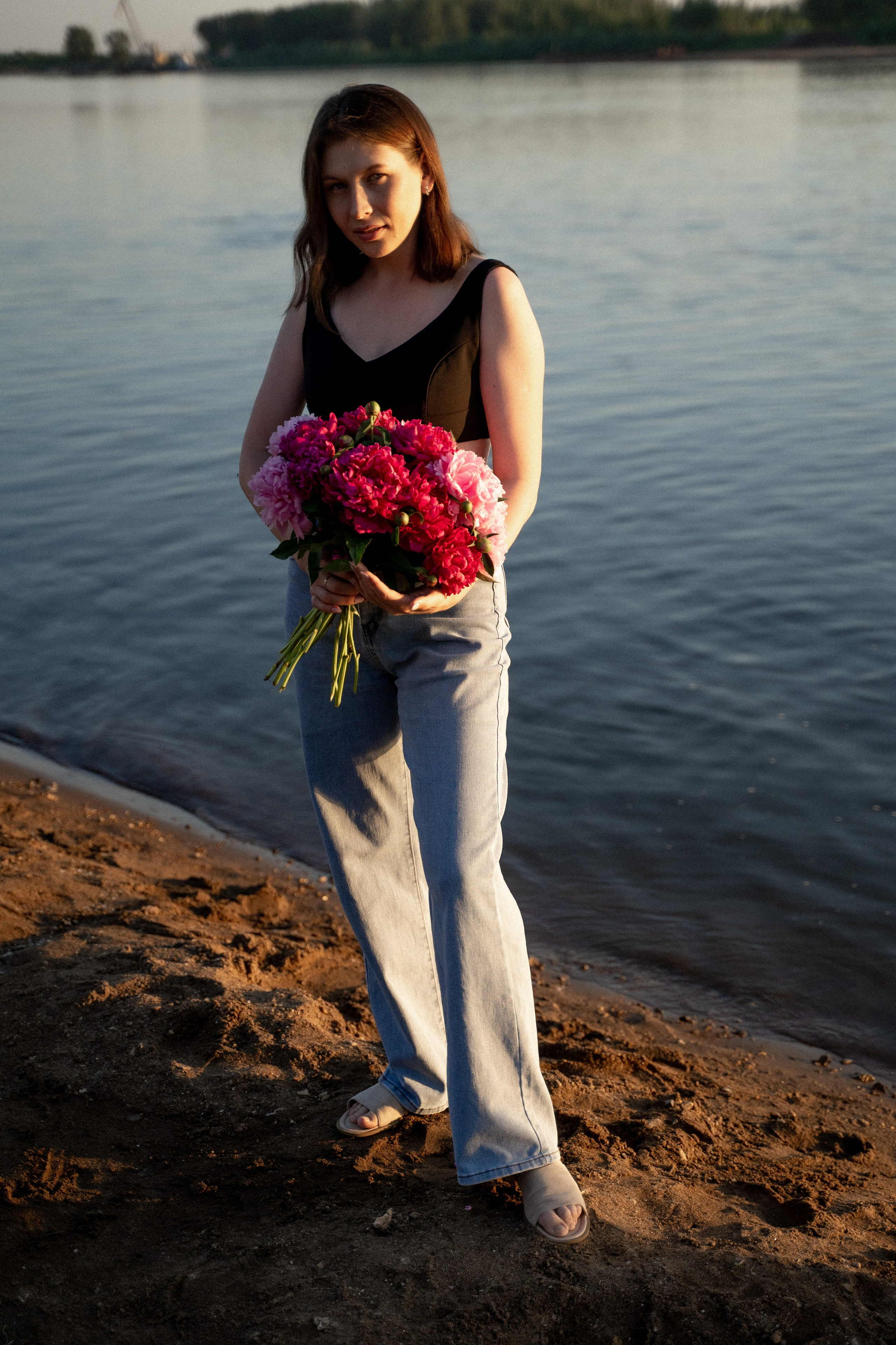 Девушки на берегу