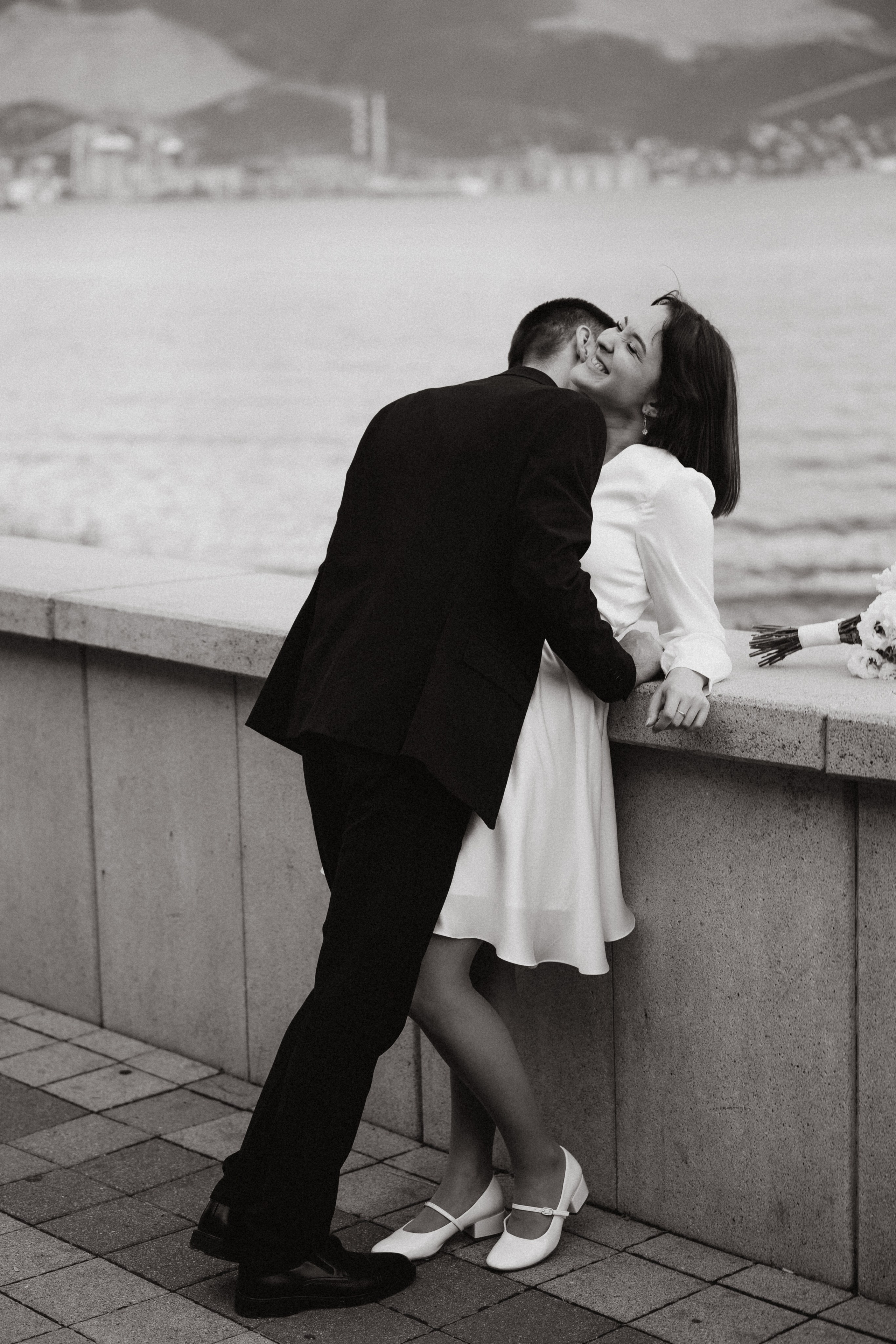 Свадебный фотограф на набережной. Естественные и живые кадры пары во время прогулки по морскому берегу.