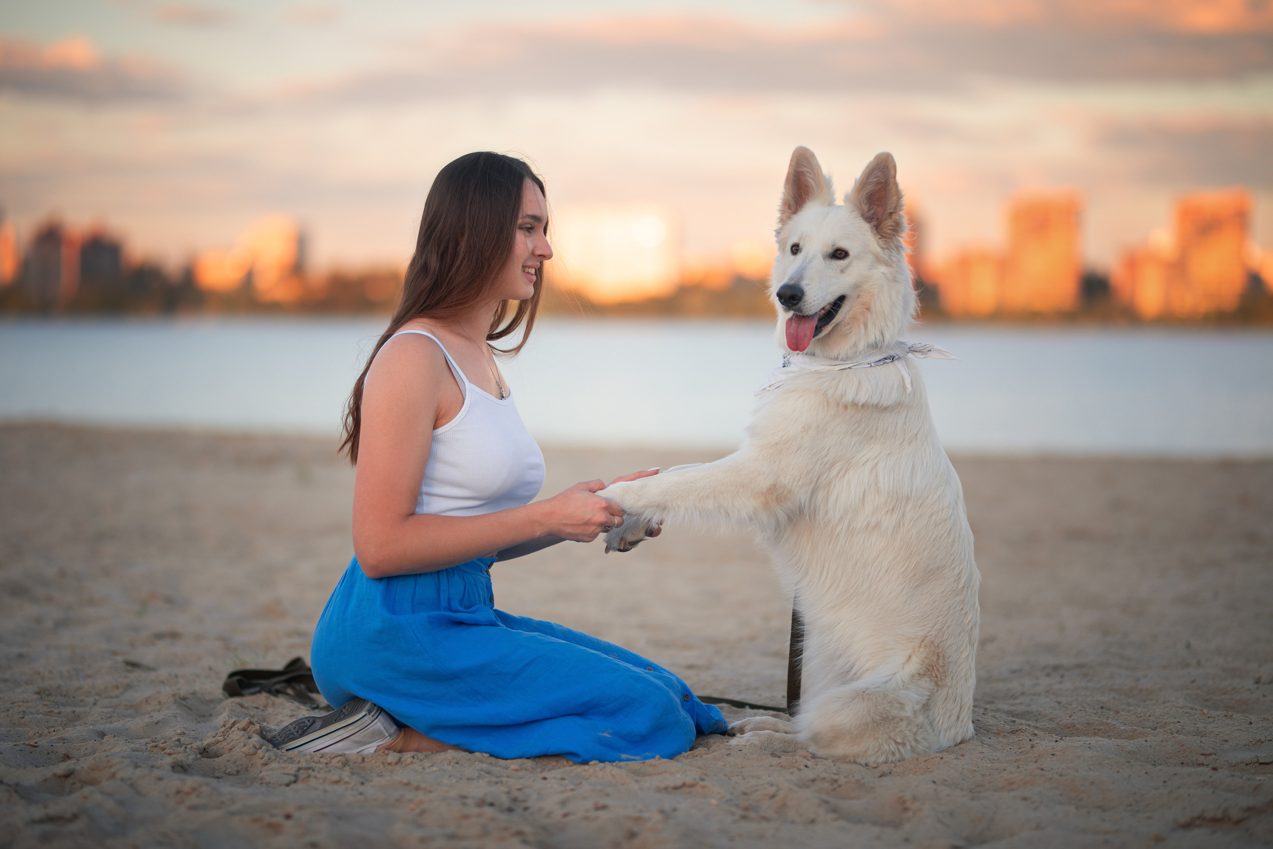 Фотосет с Натальей и собакой на берегу реки в формате для «себя»