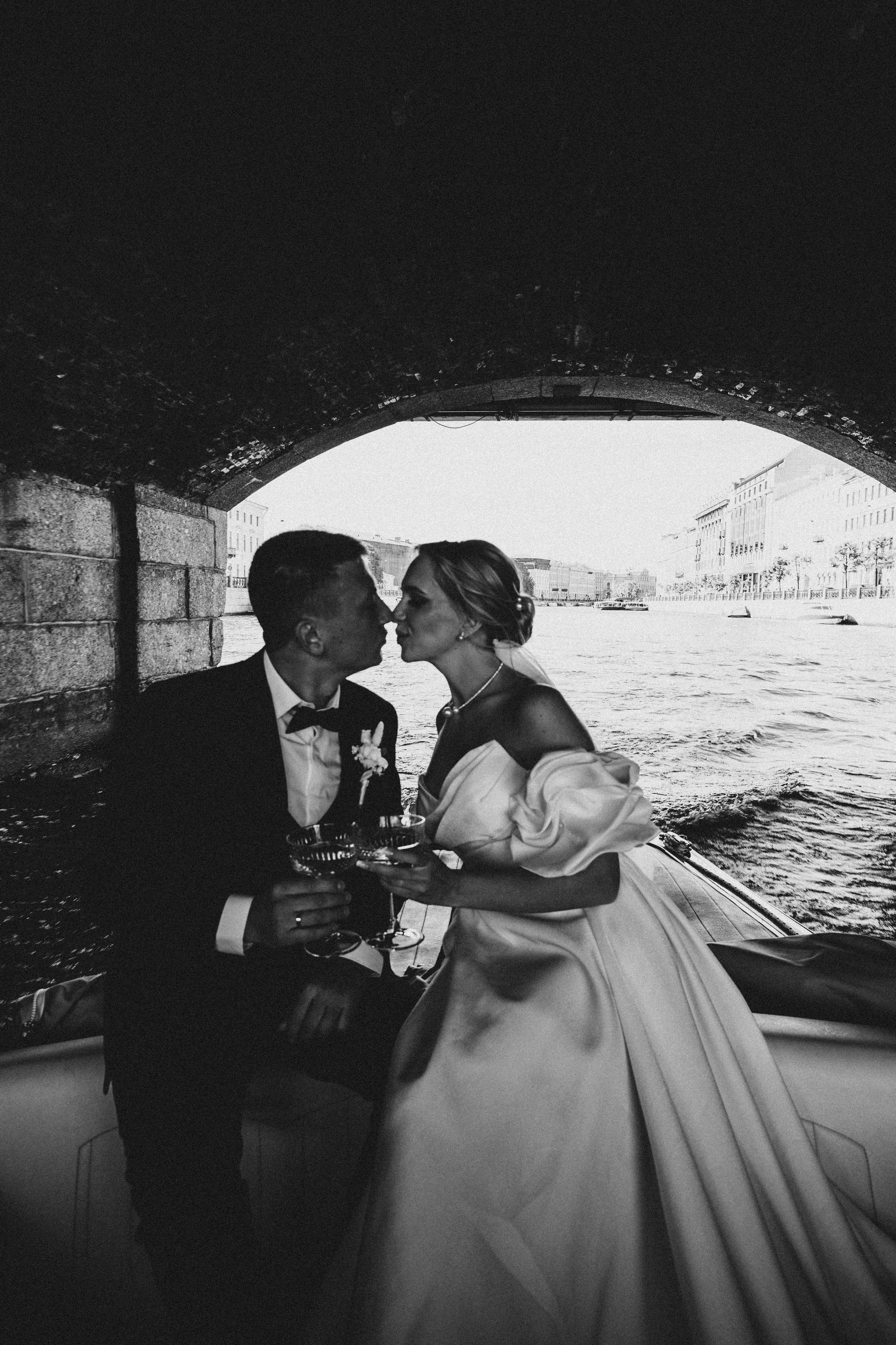 СВАДЕНБНАЯ СЬЕМКА НА КАТЕРЕ ПО КАНАЛАМ САНКТ-ПЕТЕРБУРГА И В АКВАТОРИИ НЕВЫ. Профессиональный фотограф, Санкт-Петербург — Виктория Богомолова