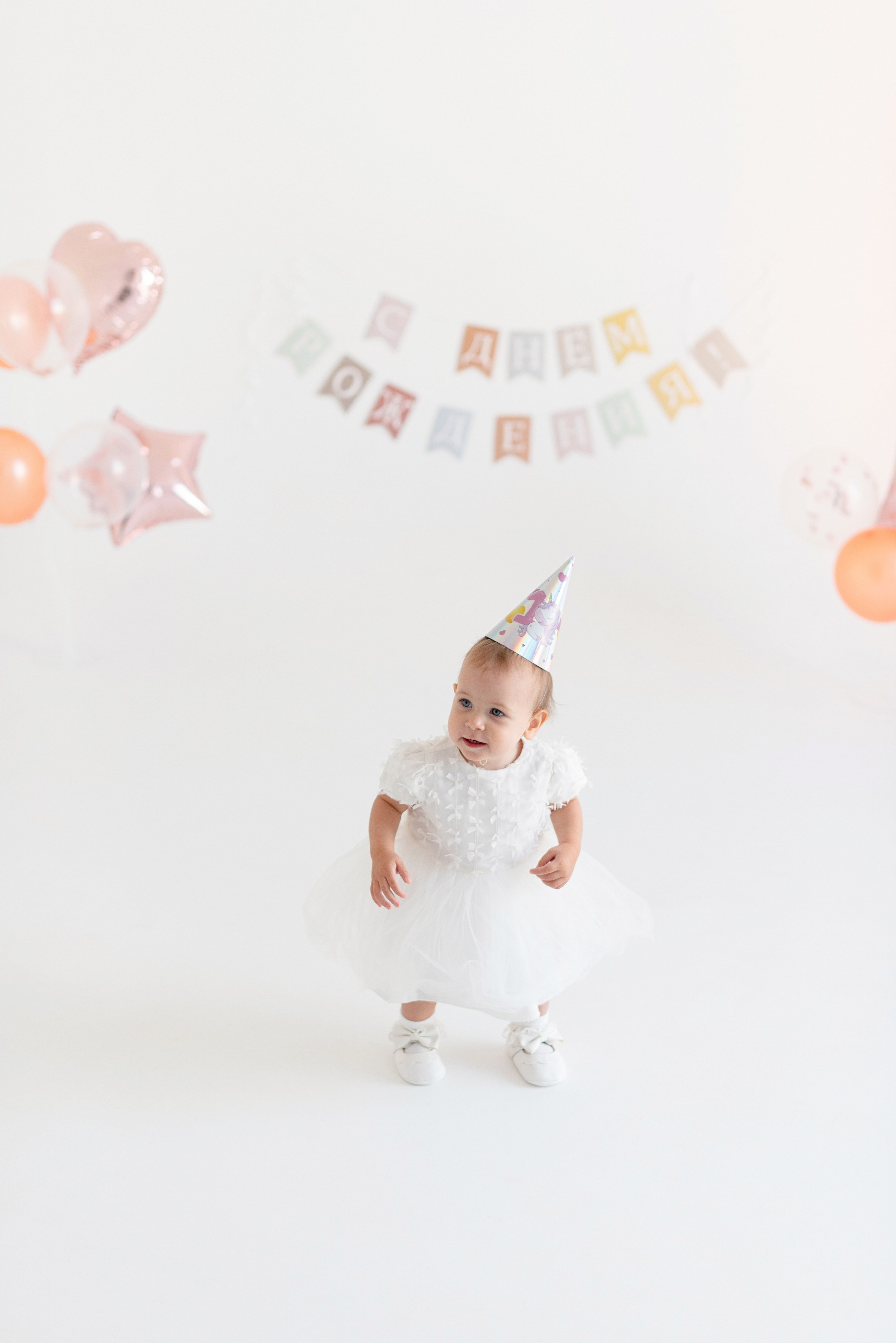 Фотосессия дня рождения ребенка в фотостудии, торт, воздушные шары, мыльные пузыри, профессиональные детские фотографии в Сургуте и Нефтеюганске.
