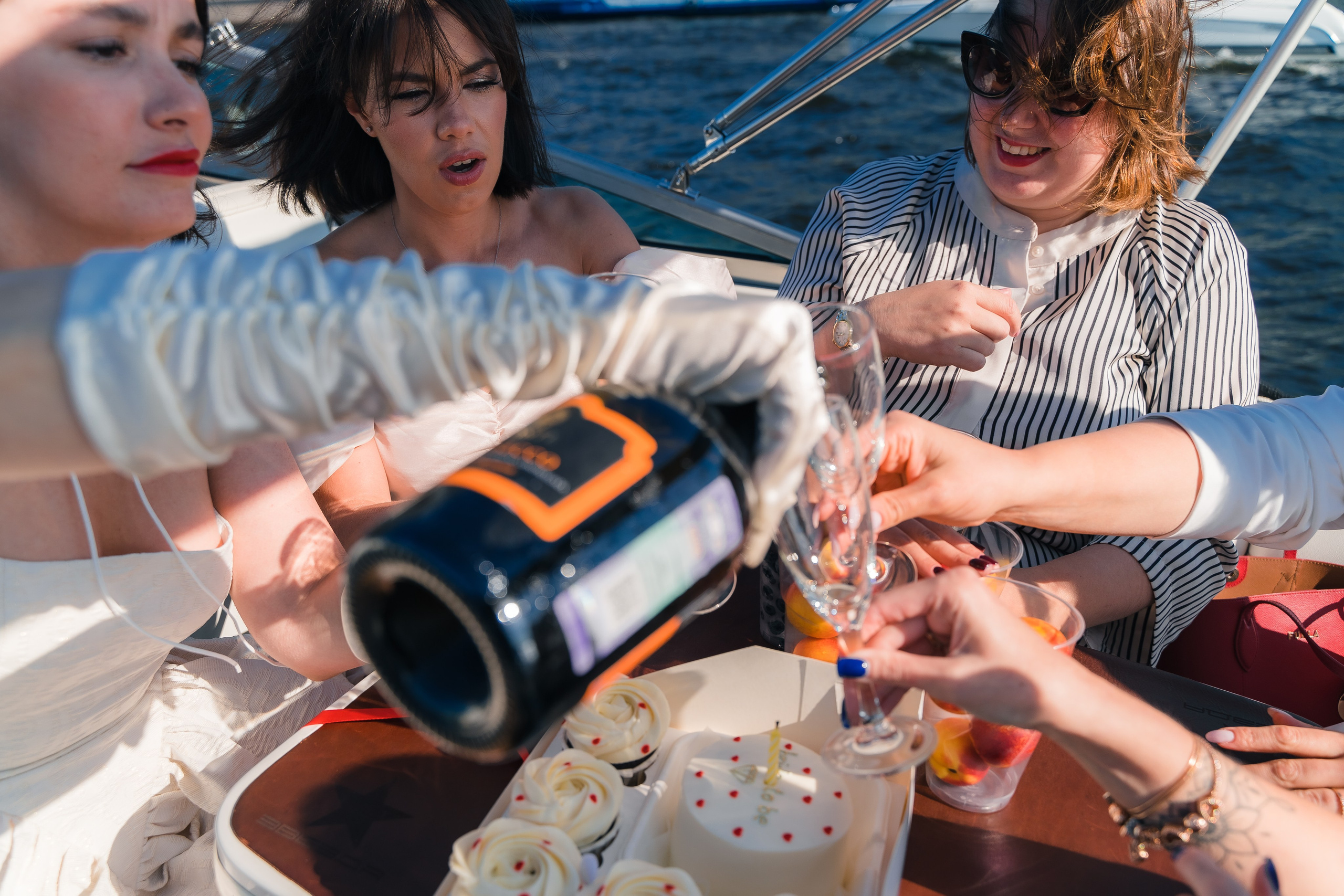 Фотосъемка девичника, встреча девушек, веселые женские портреты