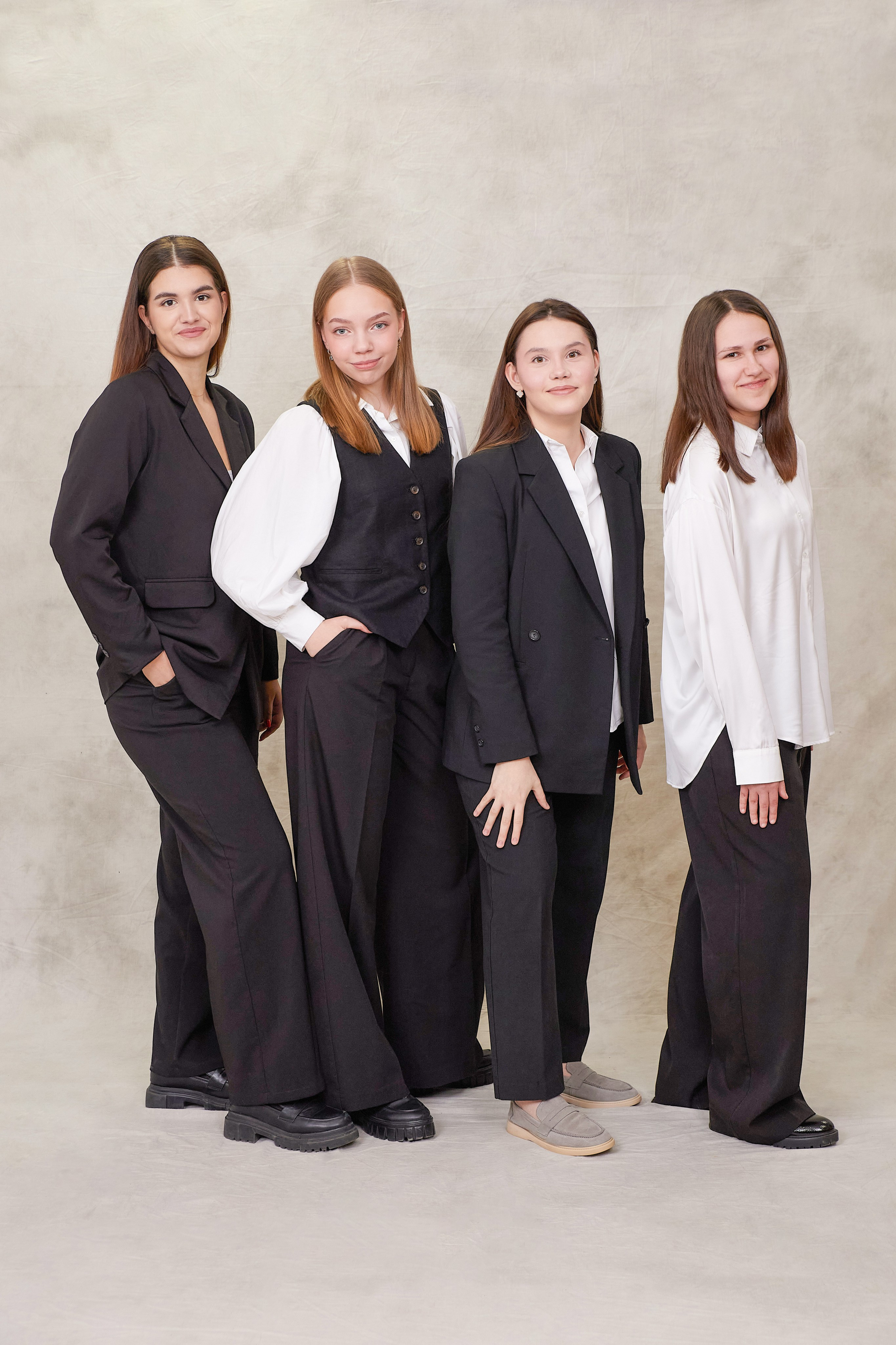 Стильный выпускной школьный альбом 9 и 11 класс «Классика» Тюмень. Выпускные альбомы в Тюмени для школ, садов, вузов спортивных секций