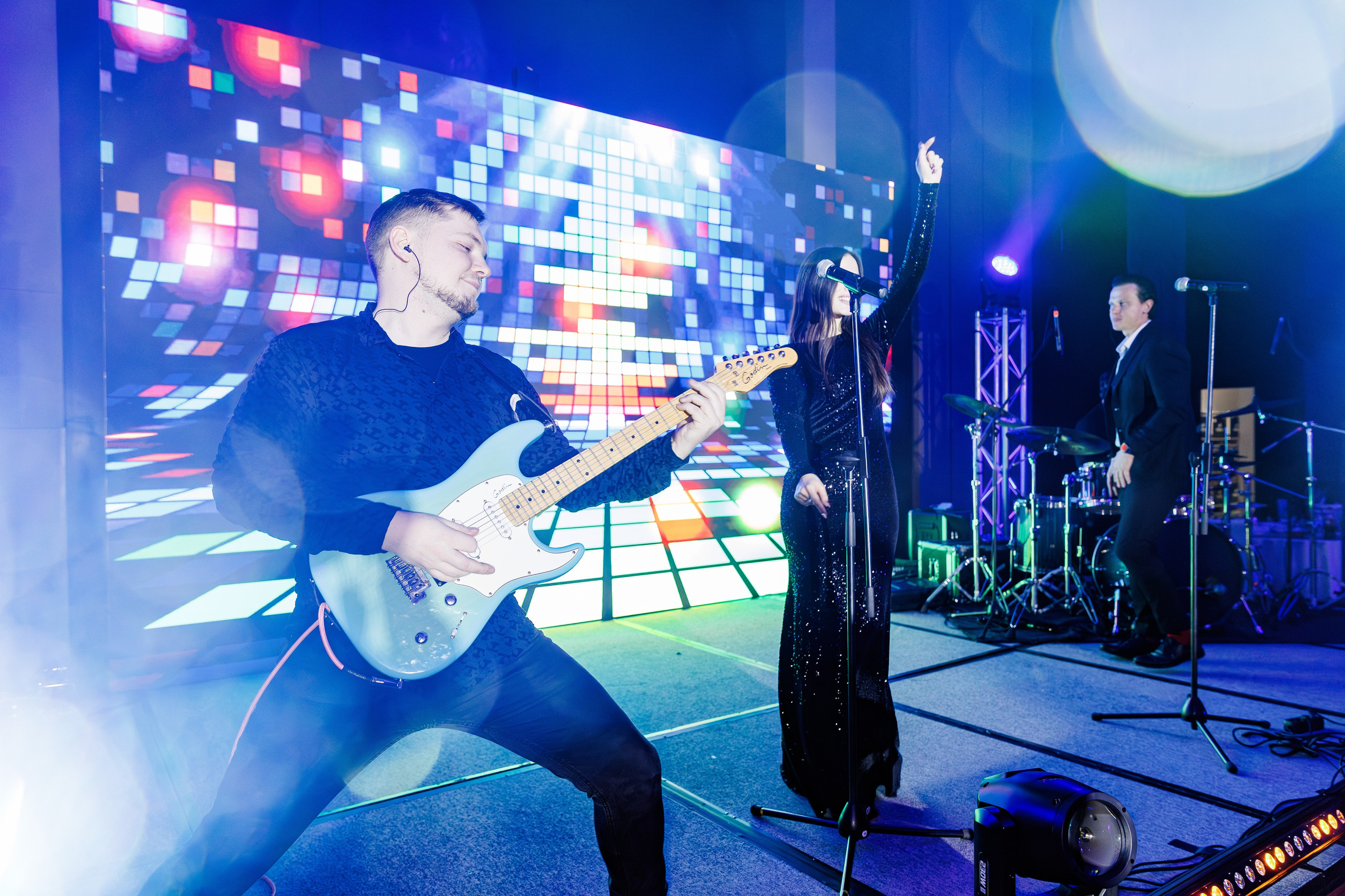 Фотограф на корпоратив в Минске, репортажная съёмка концерта кавер-бенда на корпоративе в Беларуси