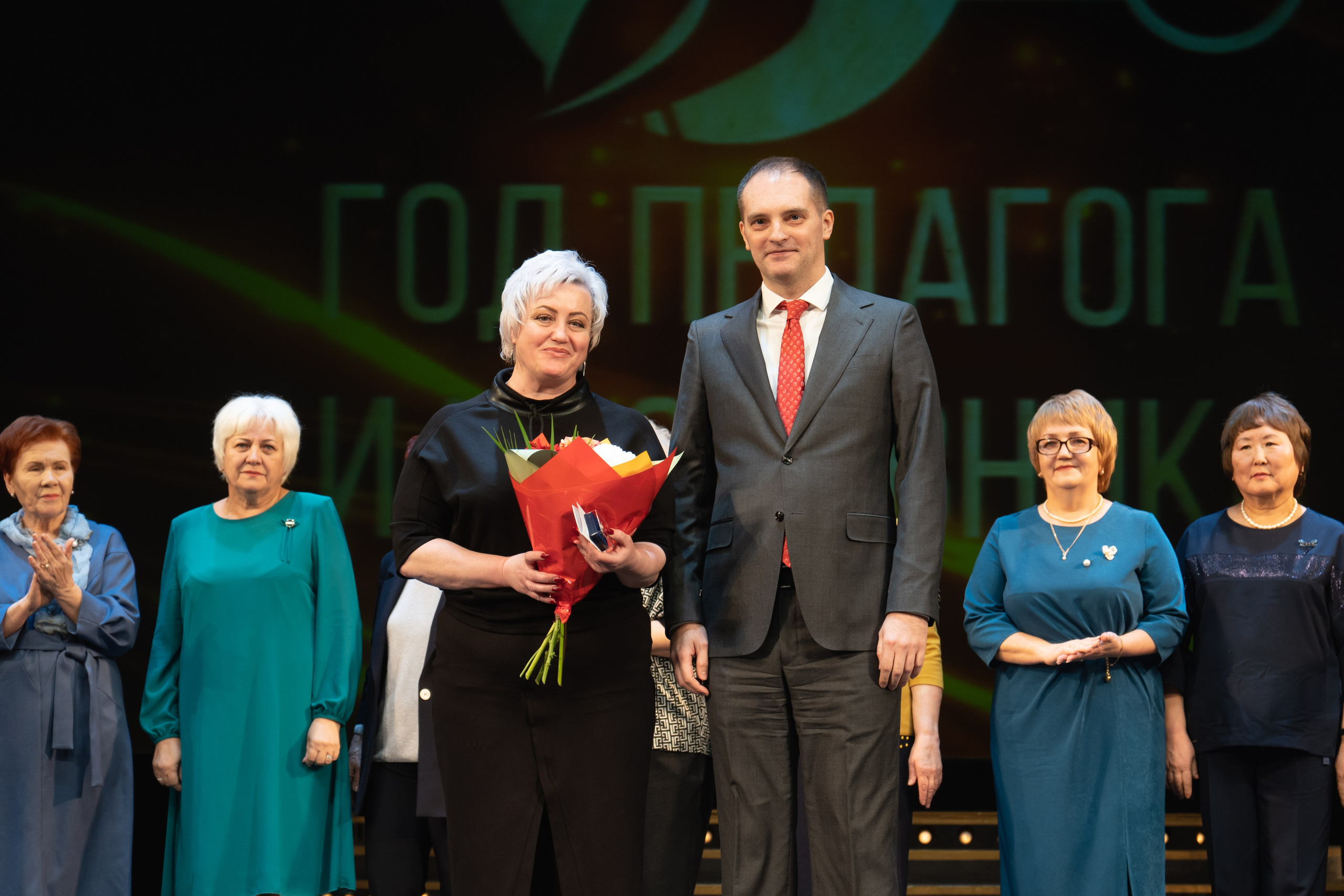 Музыкальный театр. Занимаюсь профессиональной фотографией и живу рядом с Байкалом. Работаю в разных жанрах