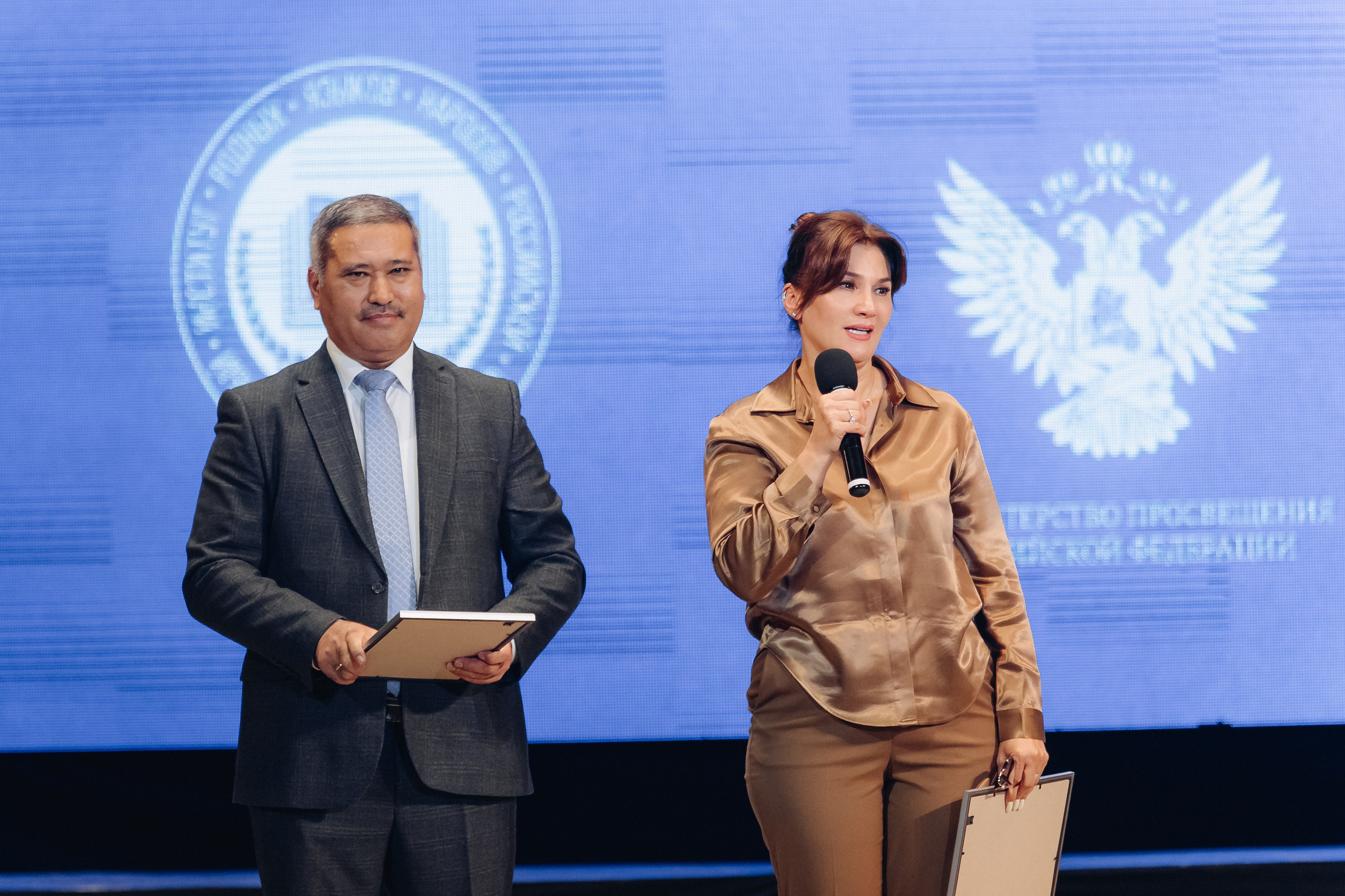 Лучший учитель родного языка и литературы 2025. Свадебный и семейный фотограф в Улан-Удэ