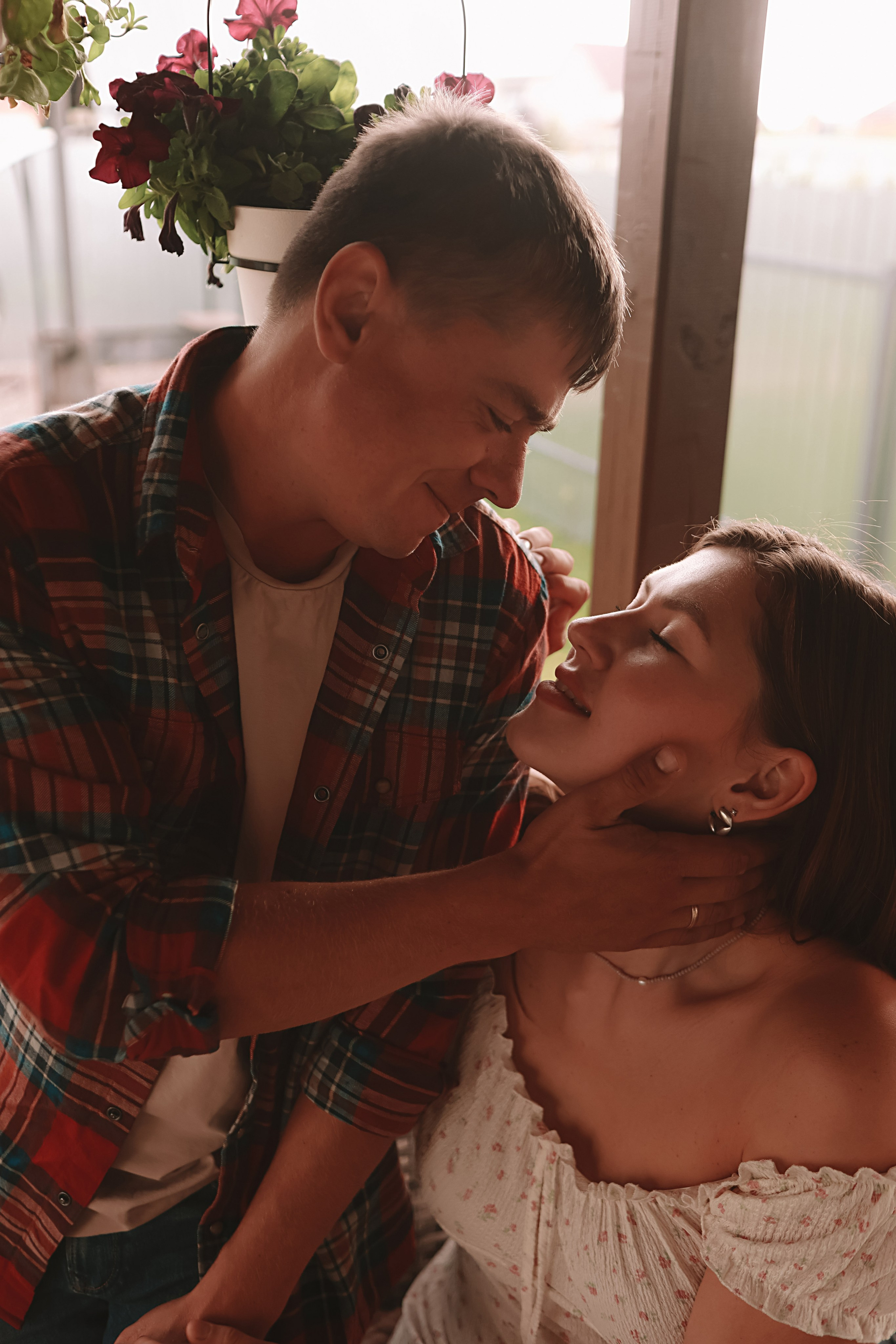 У дома. Семейный фотограф Тюмень, фотограф на роды Салмина Мария