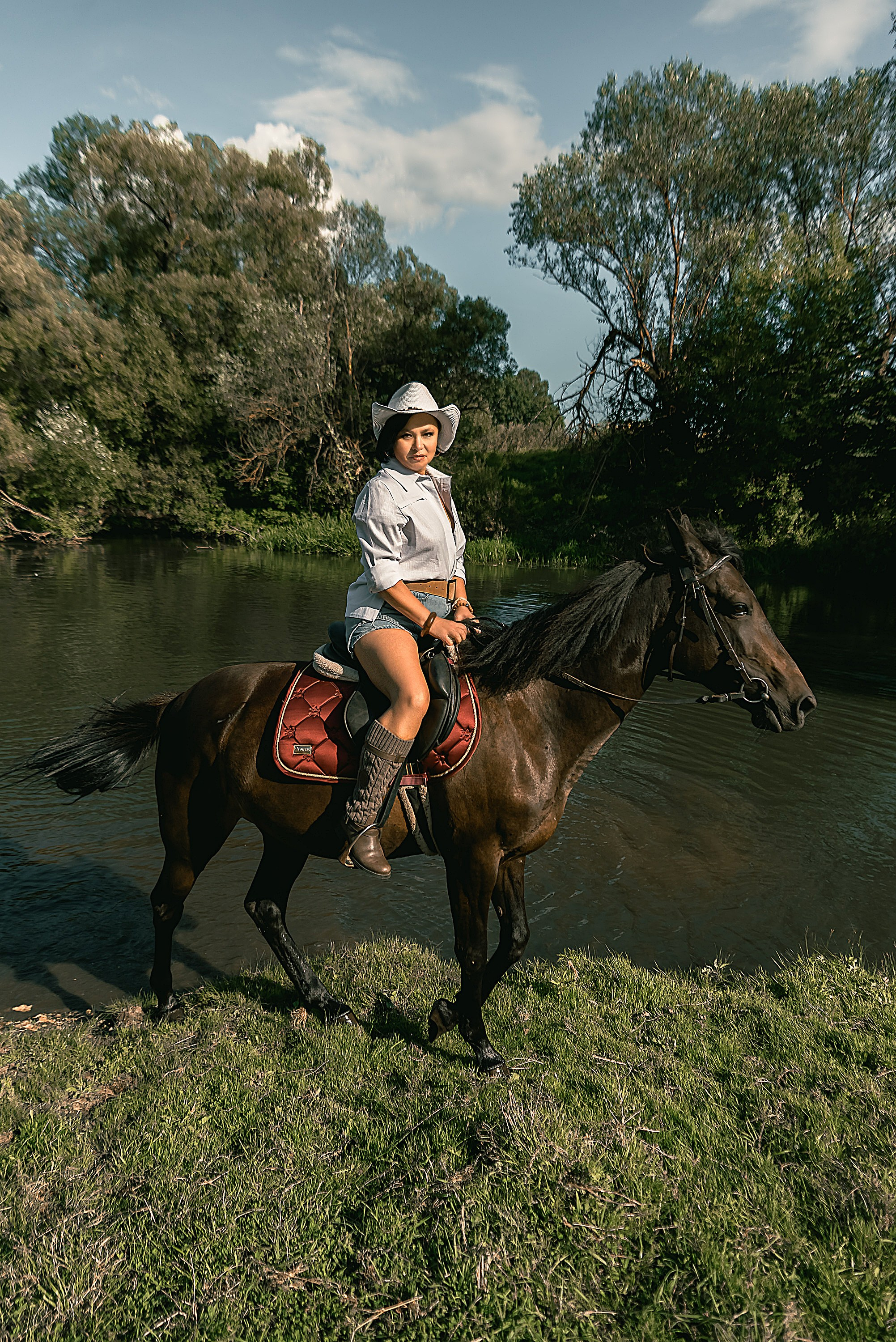 Красивые фотографии девушки на лошади.