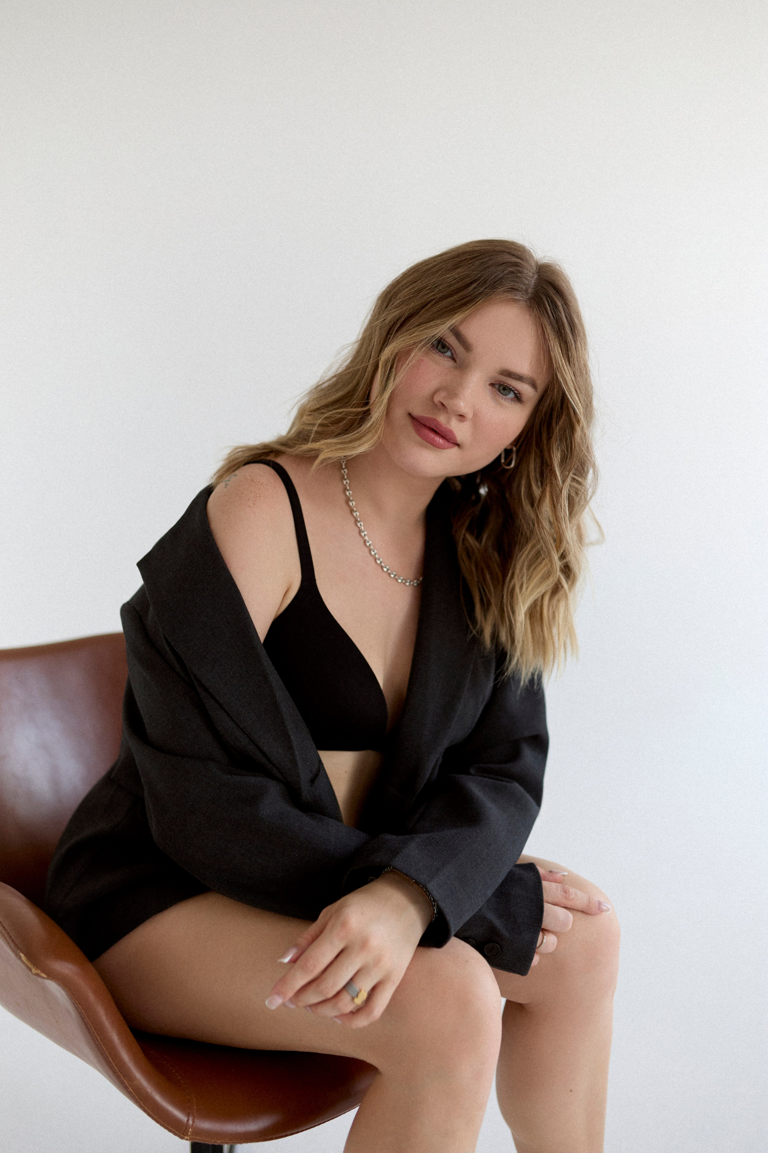 Индивидуальная минималистичная фотосессия. Сестры Карабаза. Фотографы и ретушеры в Москве и Санкт-Петербурге